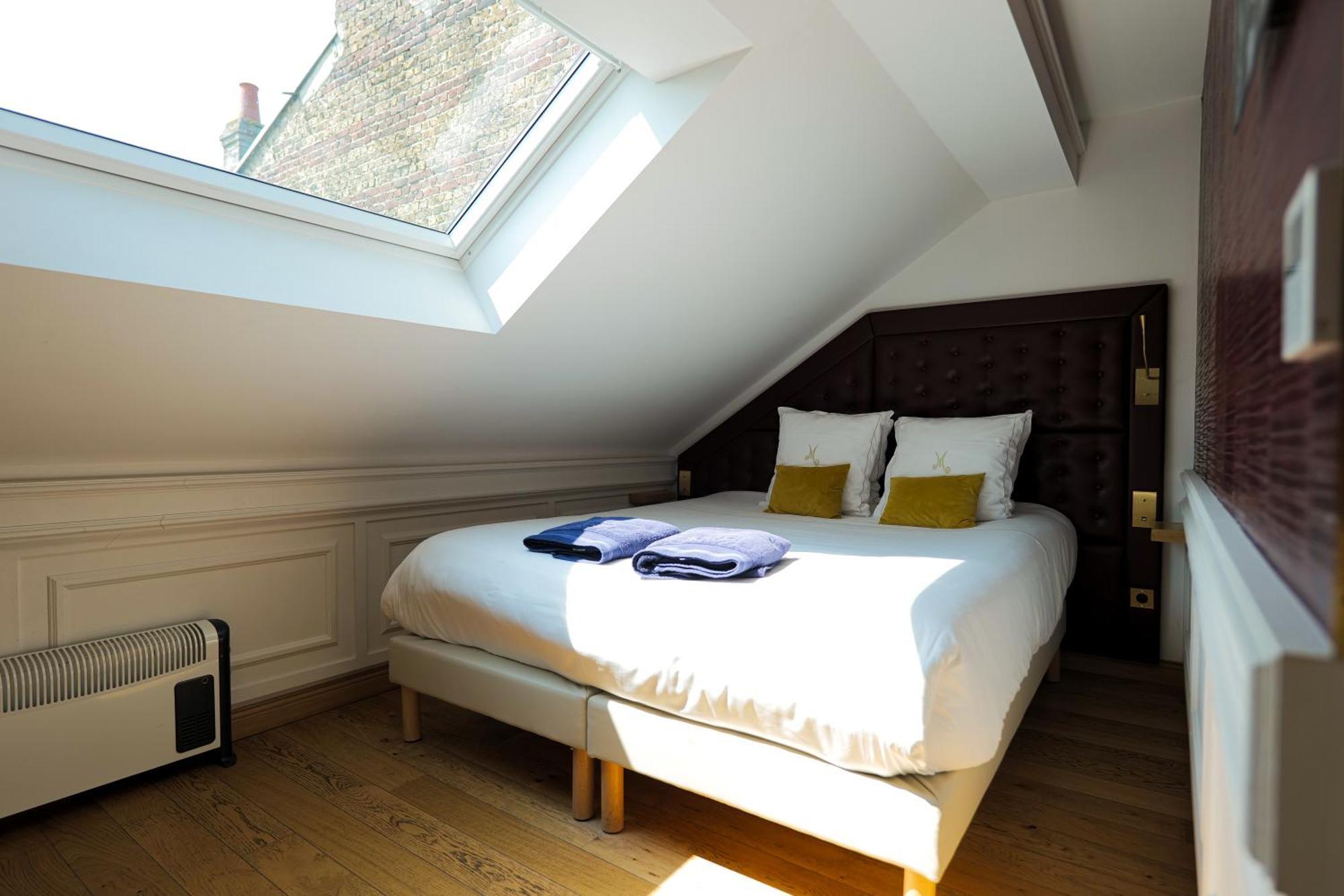 Small Double Attic Room,1604140001:JPEG