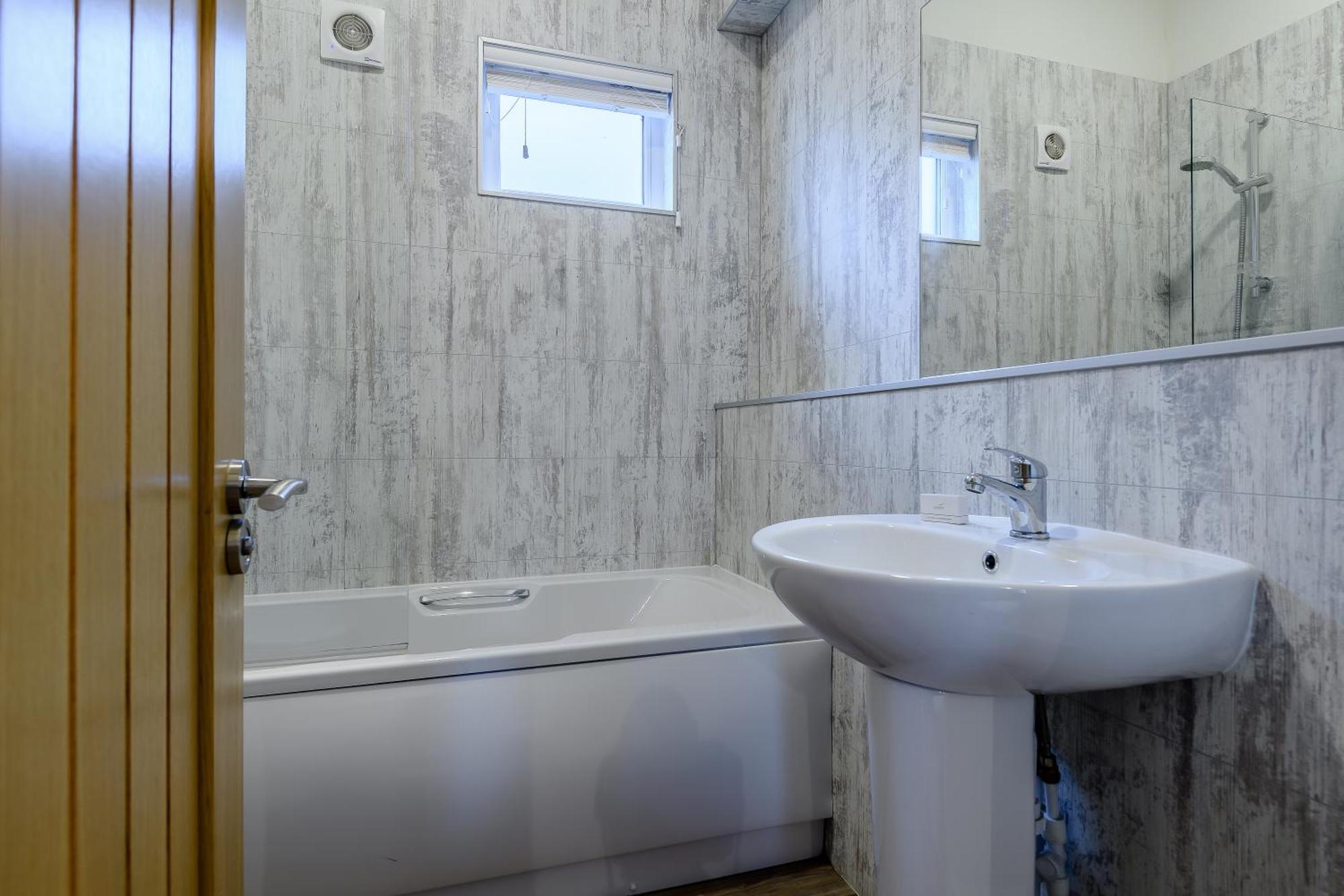 Lodge with Two Double and Four Single Beds