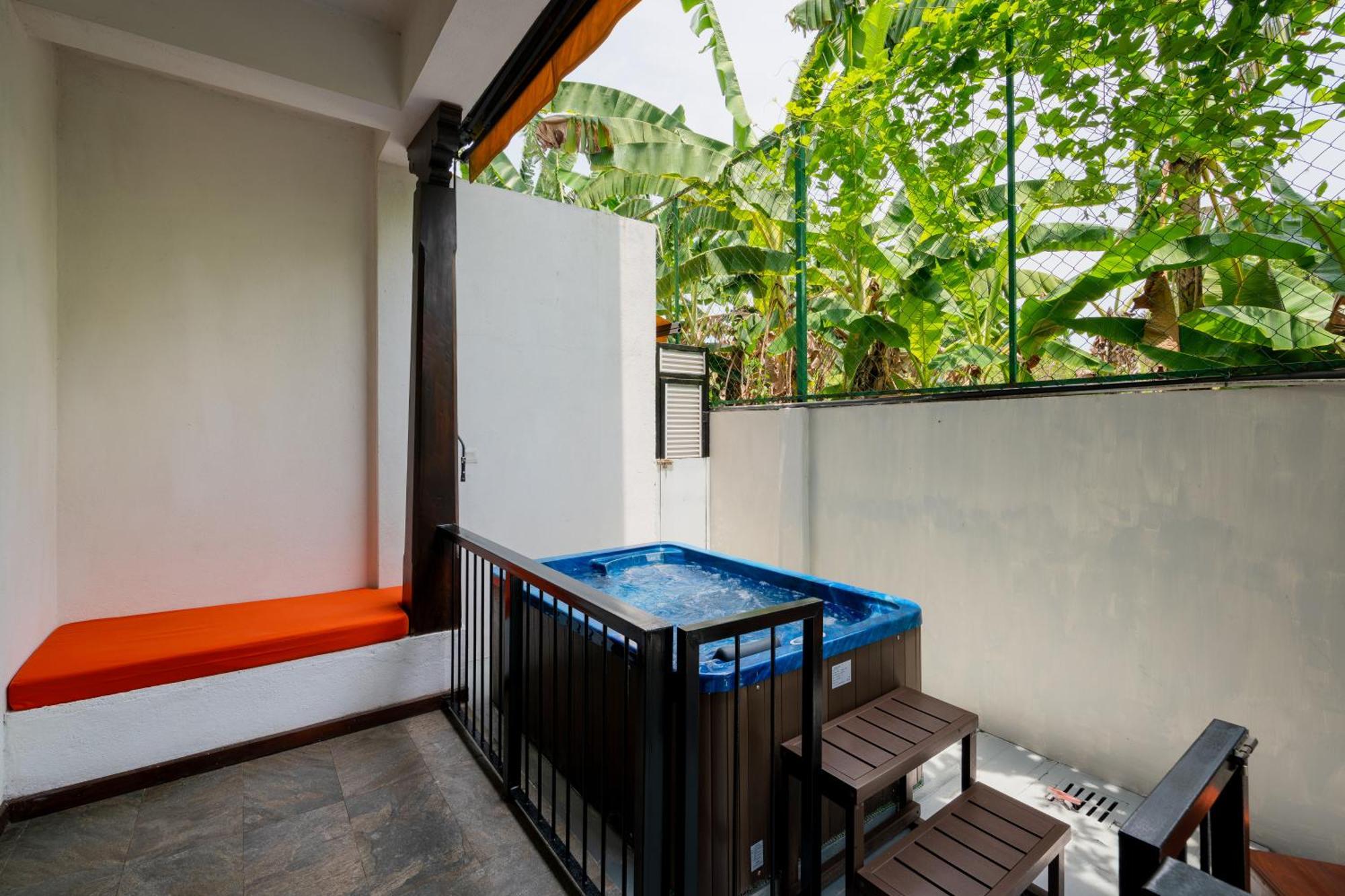One-Bedroom Luxury Suite with Jacuzzi, Kitchenette & Terrace