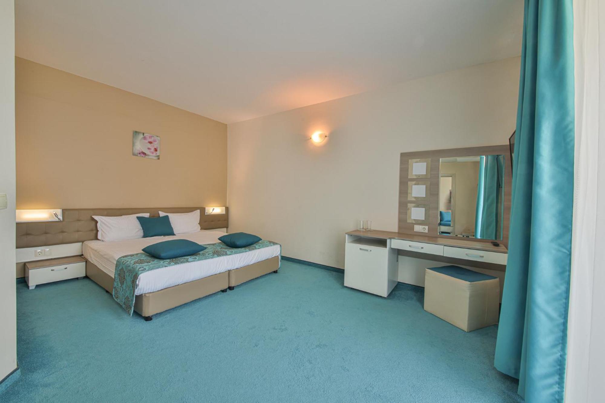 One-Bedroom Suite Sea View