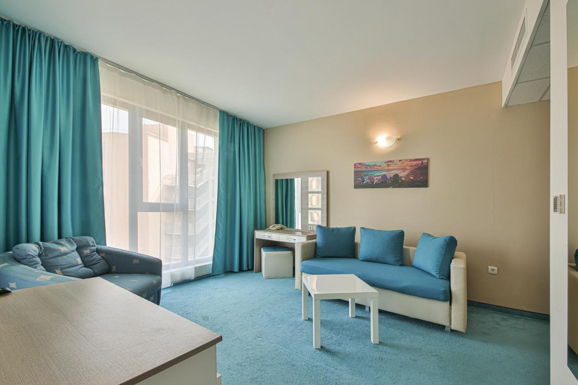 One-Bedroom Suite Sea View