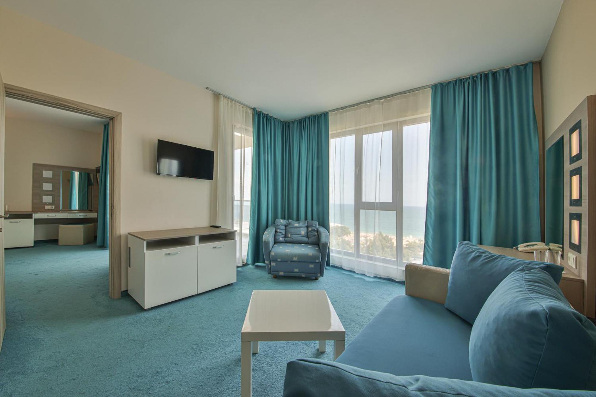 One-Bedroom Suite Sea View