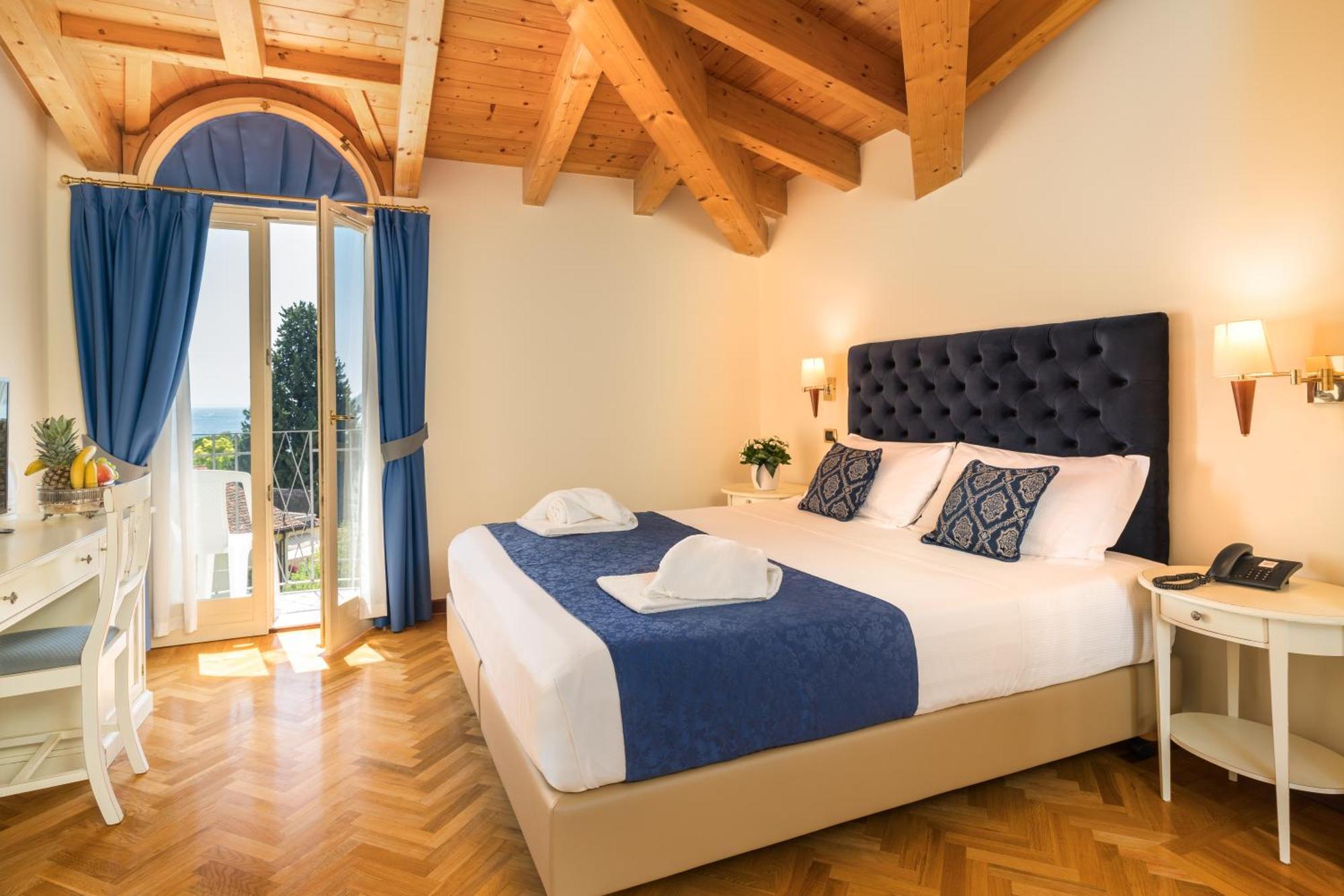 Zimmer mit Kingsize-Bett und Seeblick