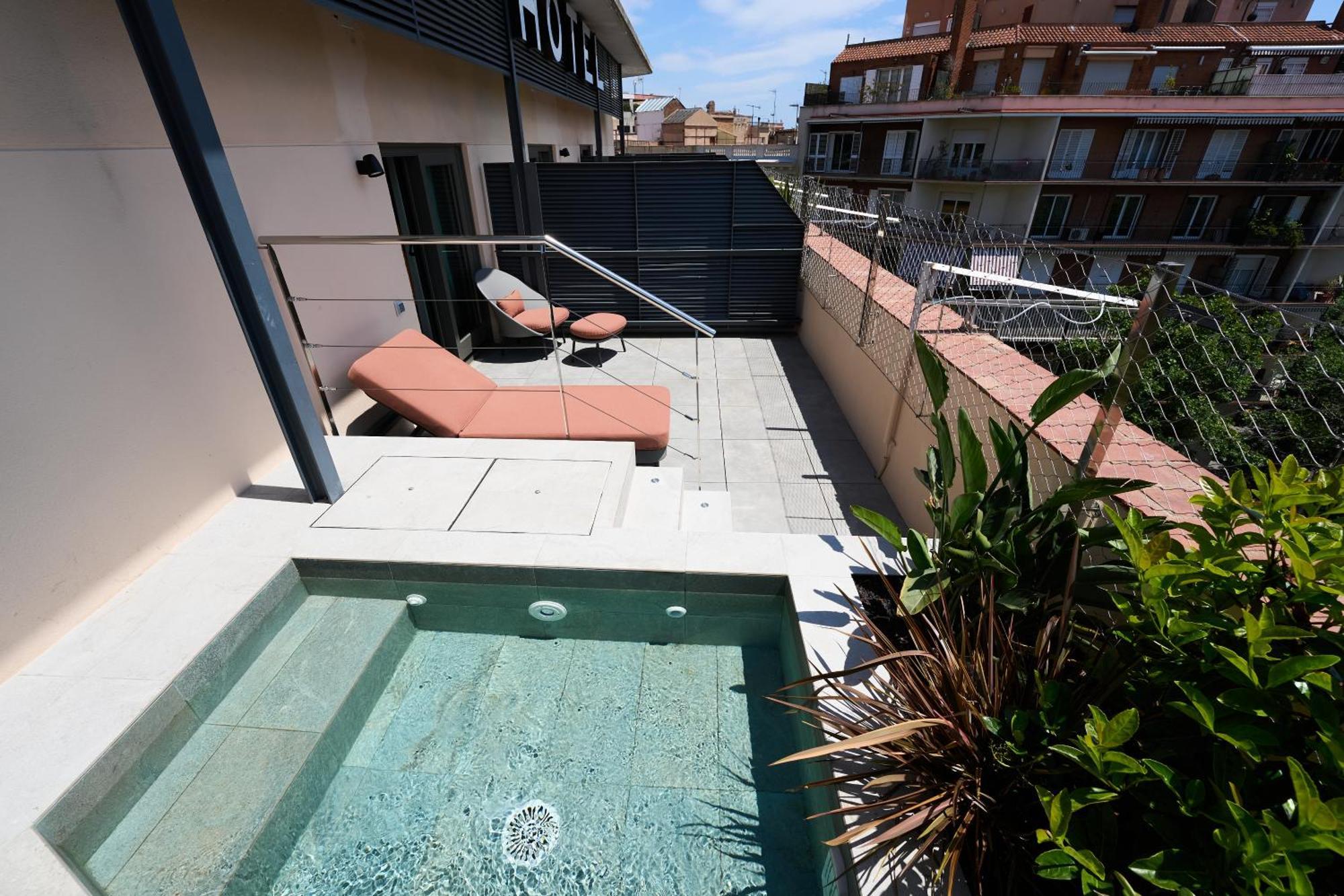 Deluxe Double Room with Private Urban Pool
