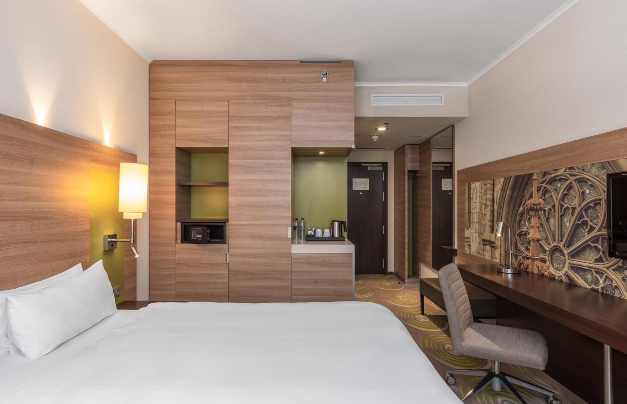 Queen Room with Atrium View