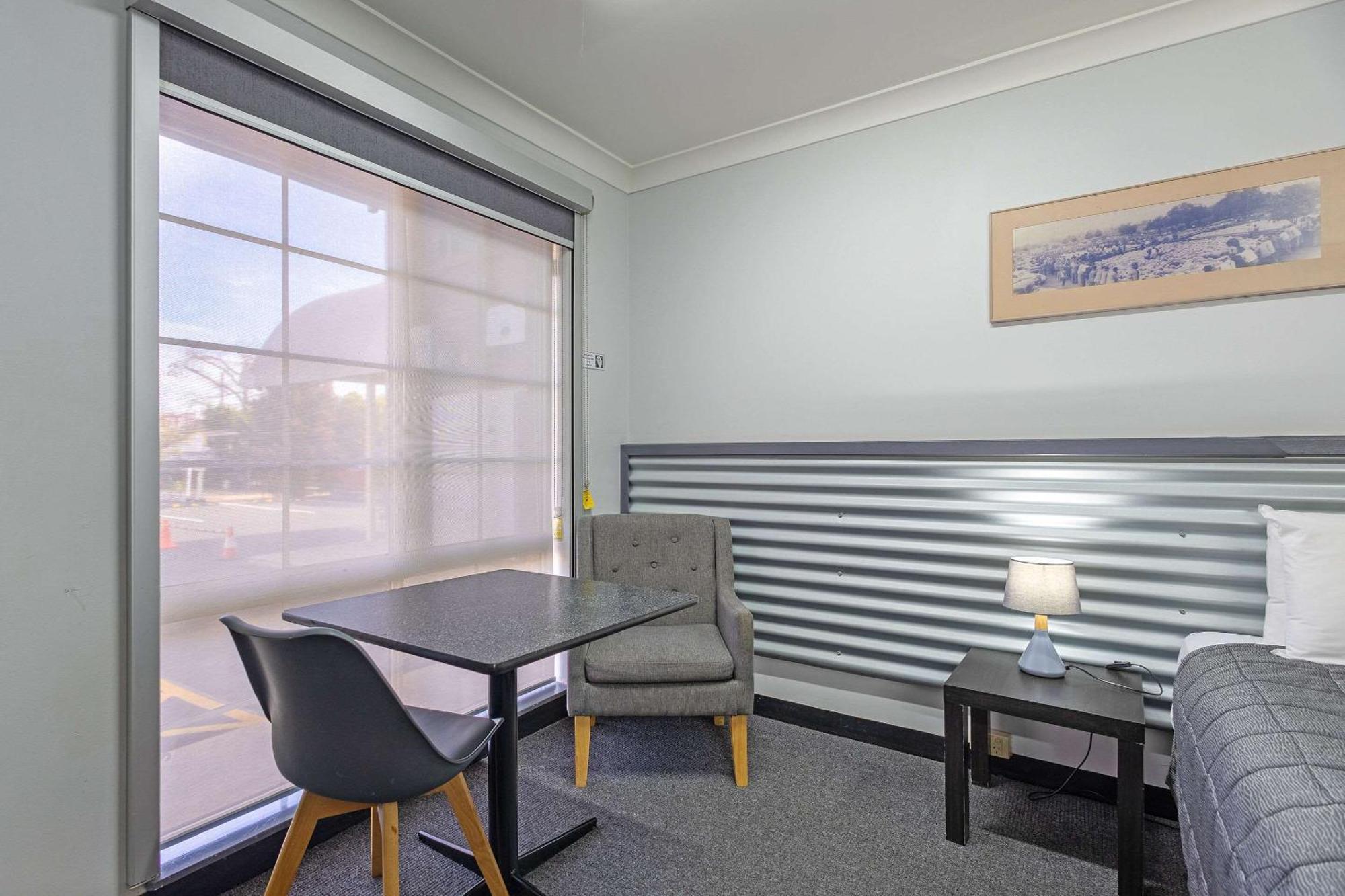 One Room Suite with Roll-In Shower - Disability Access/Non Smoking/Ground floor