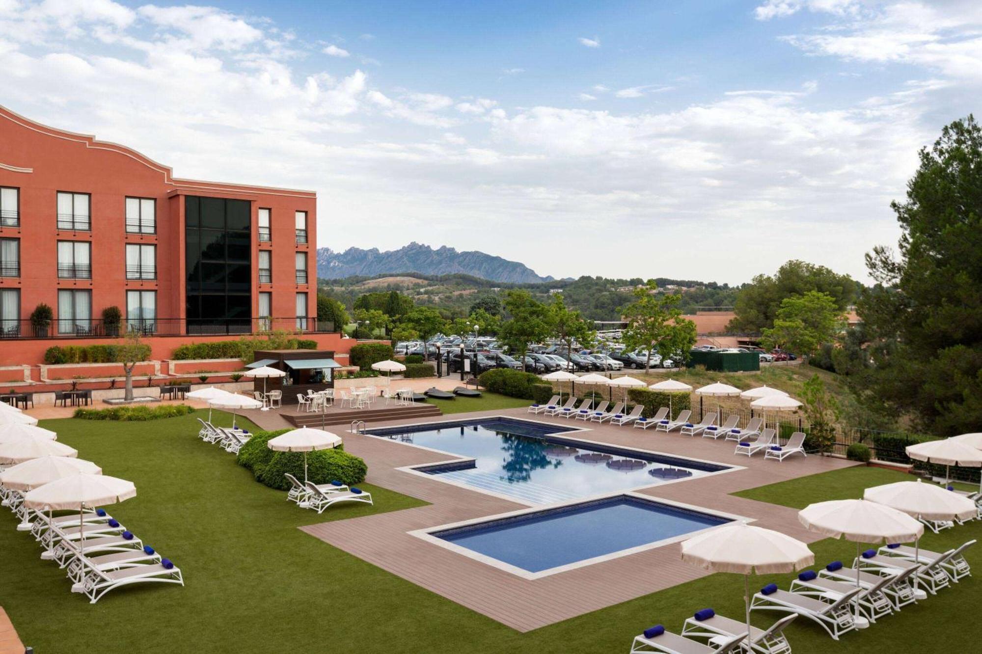 Double Pool View Twin Room