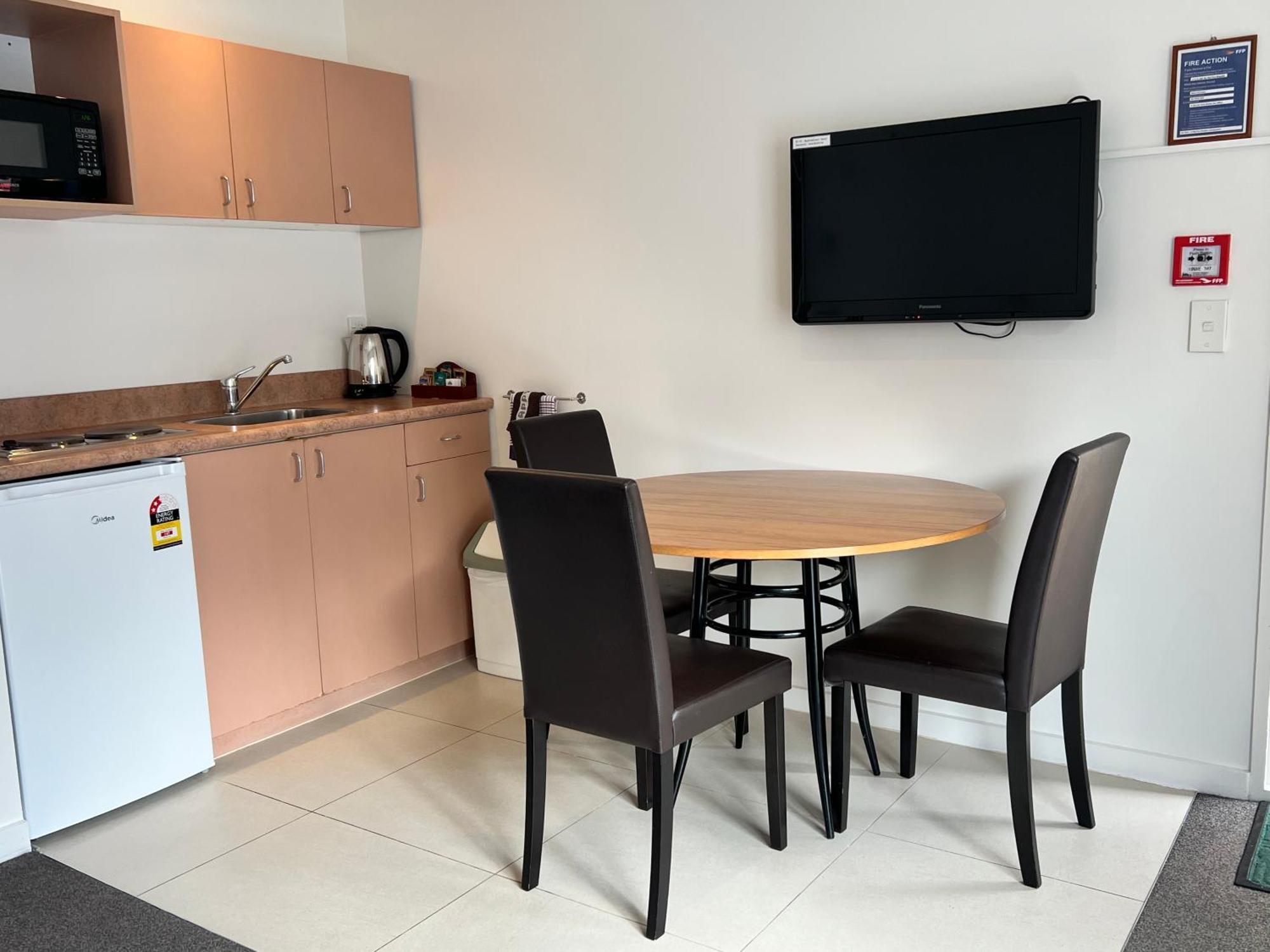 Superior One-Bedroom Apartment Full Kitchen