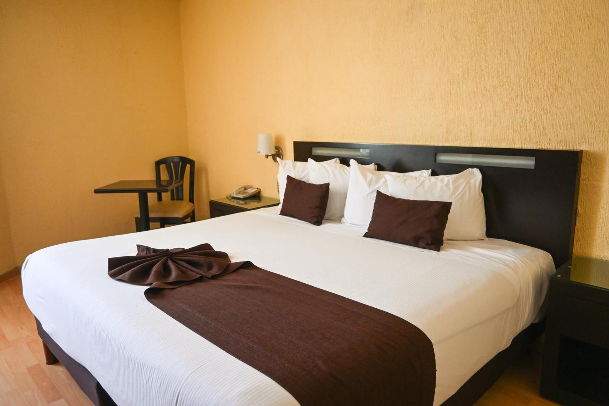 Habitación con cama extragrande.