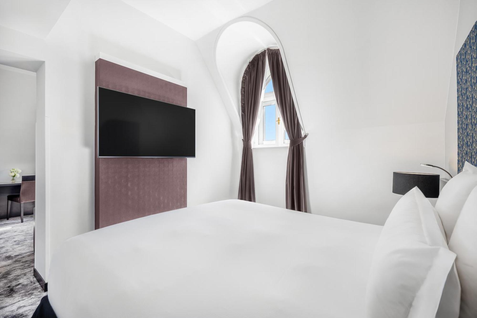 Junior Suite One King Bed Sofa