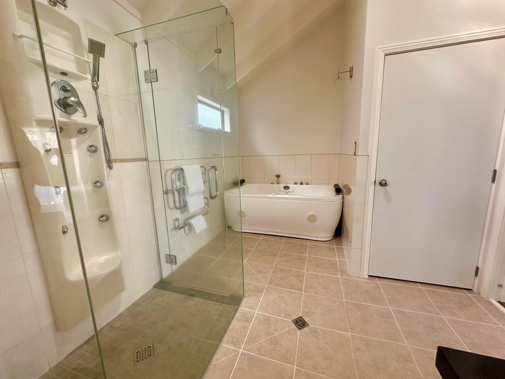 Queen Suite Spa Bath