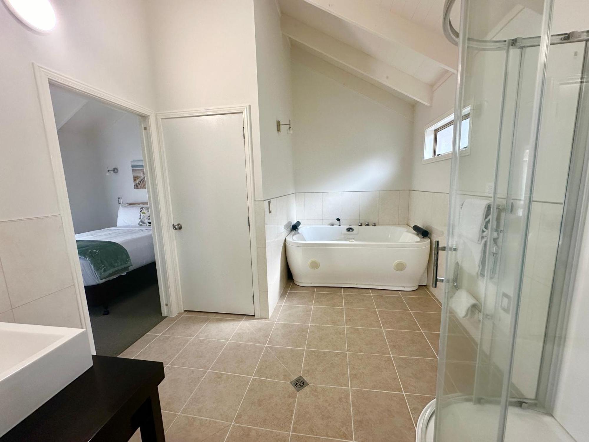 Queen Suite Spa Bath
