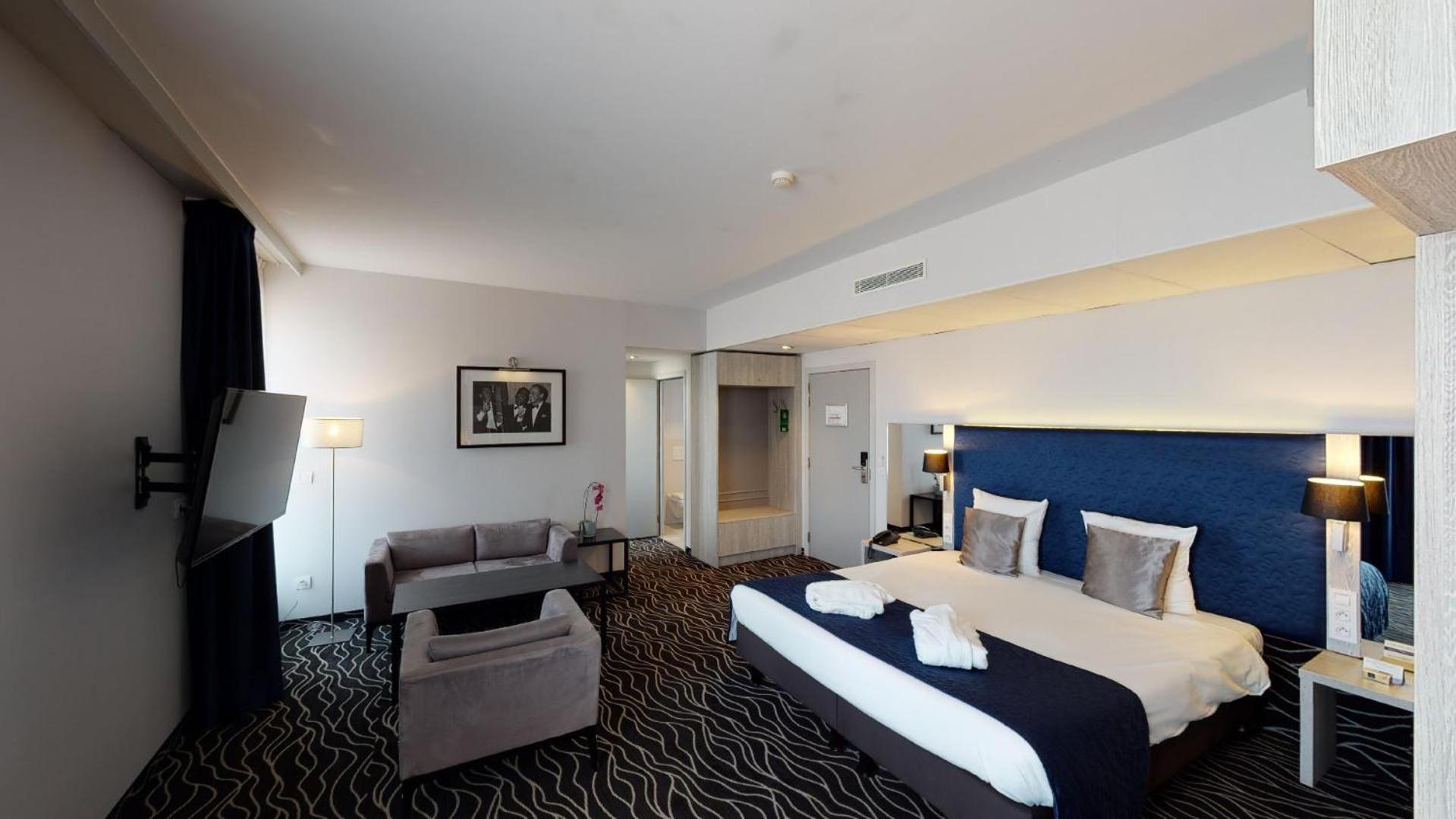 Junior Suite Spa Bath,698569317:JPEG