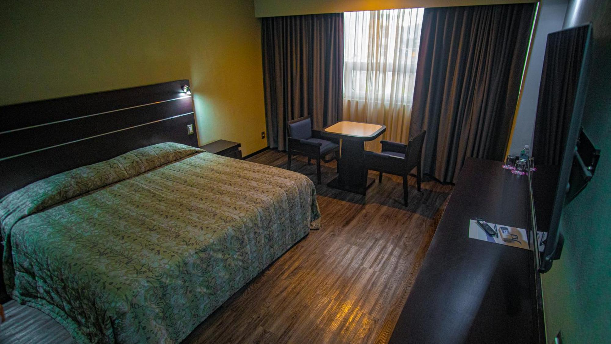 Habitación con cama extragrande.