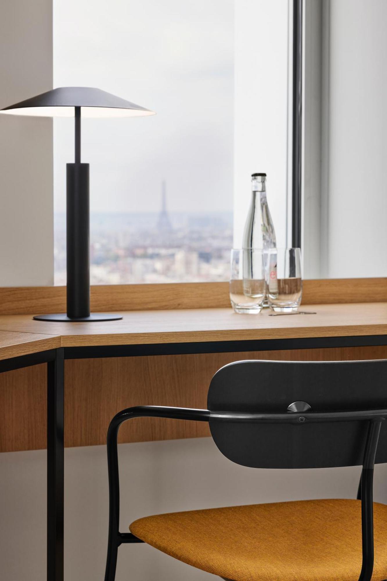 Junior Suite mit Kingsize-Bett und Blick auf den Eiffelturm