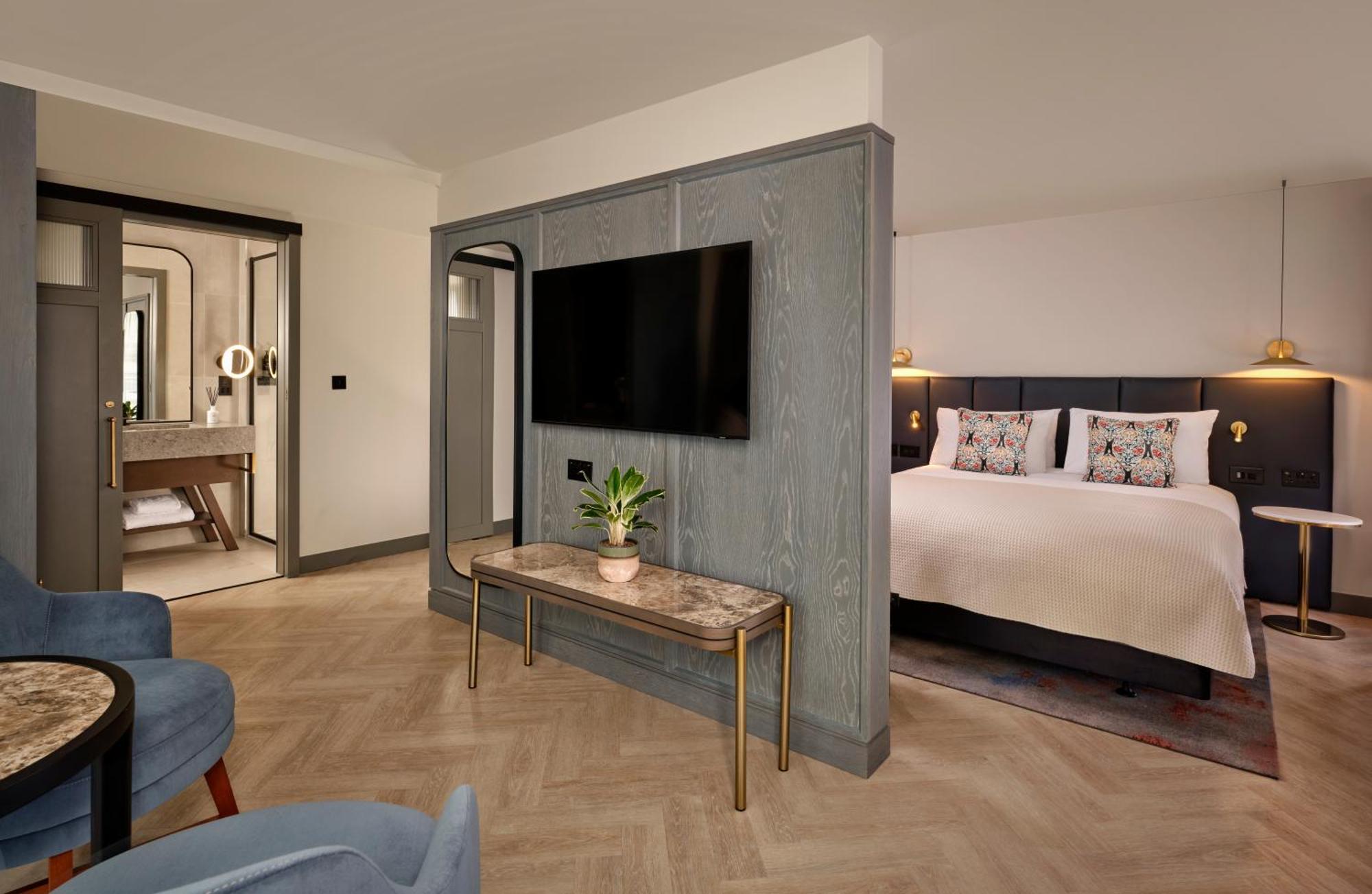 Junior Queen Suite with Balcony