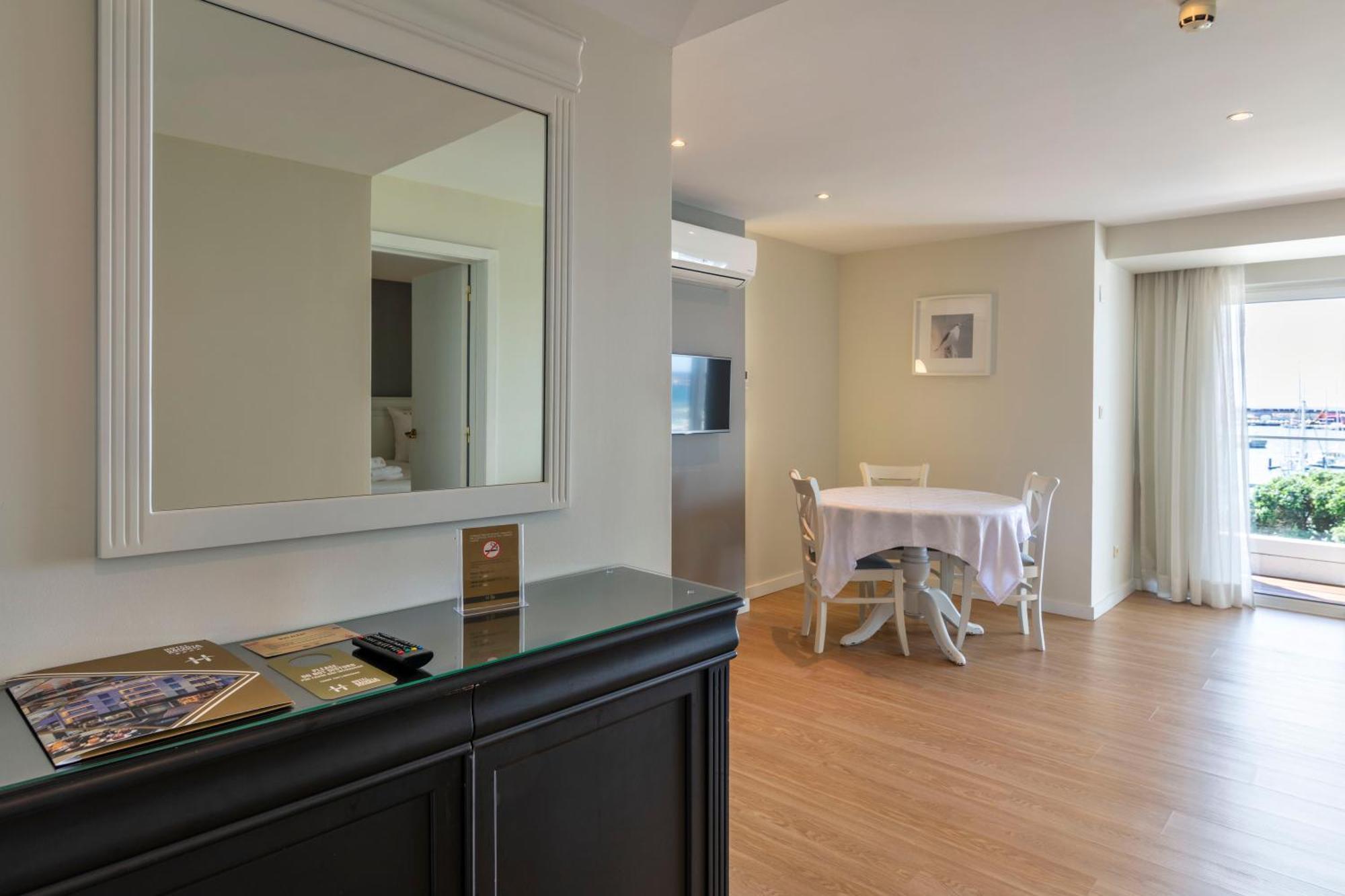 Deluxe One-Bedroom Suite Sea View