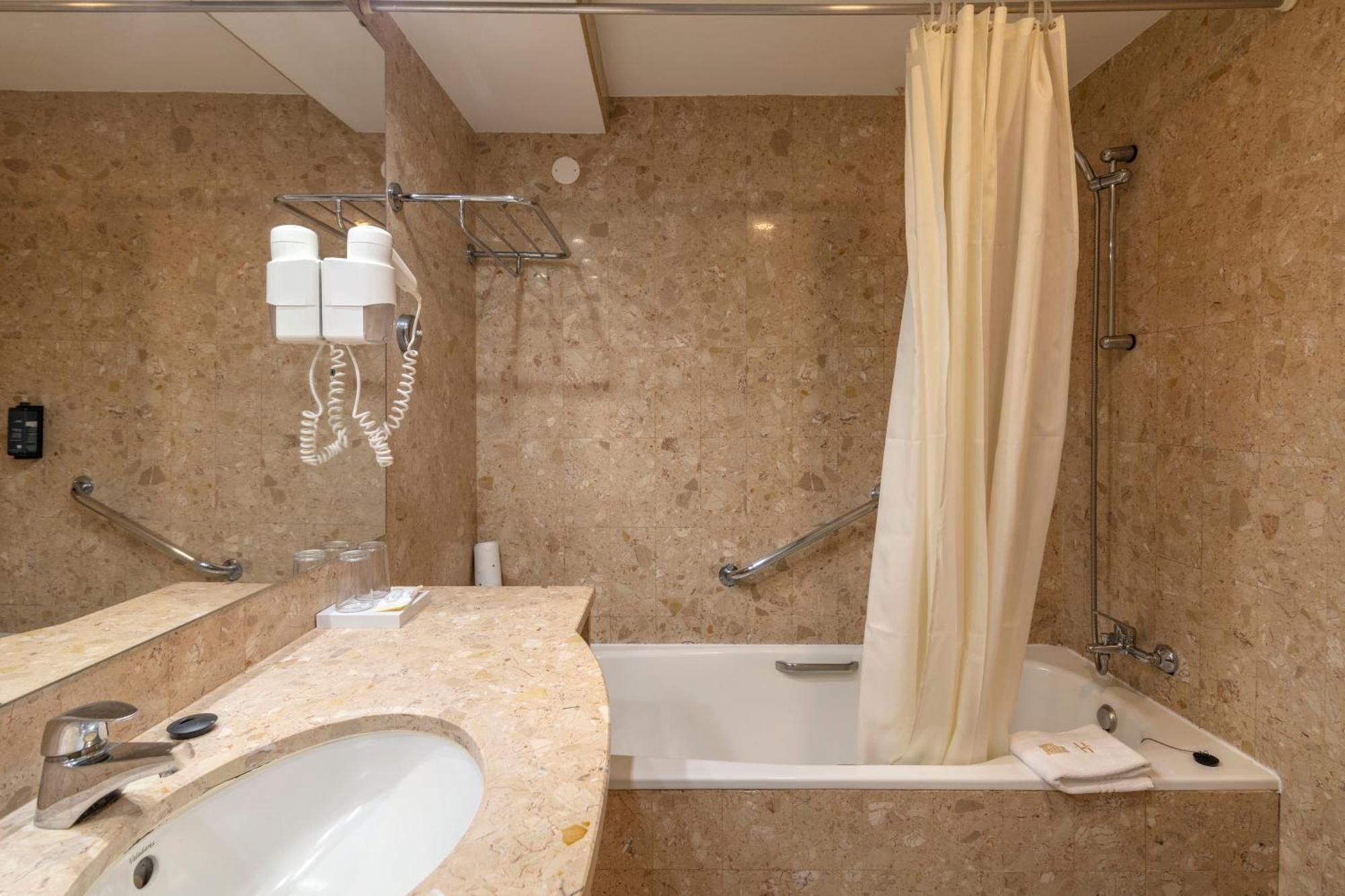 Deluxe One-Bedroom Suite Sea View