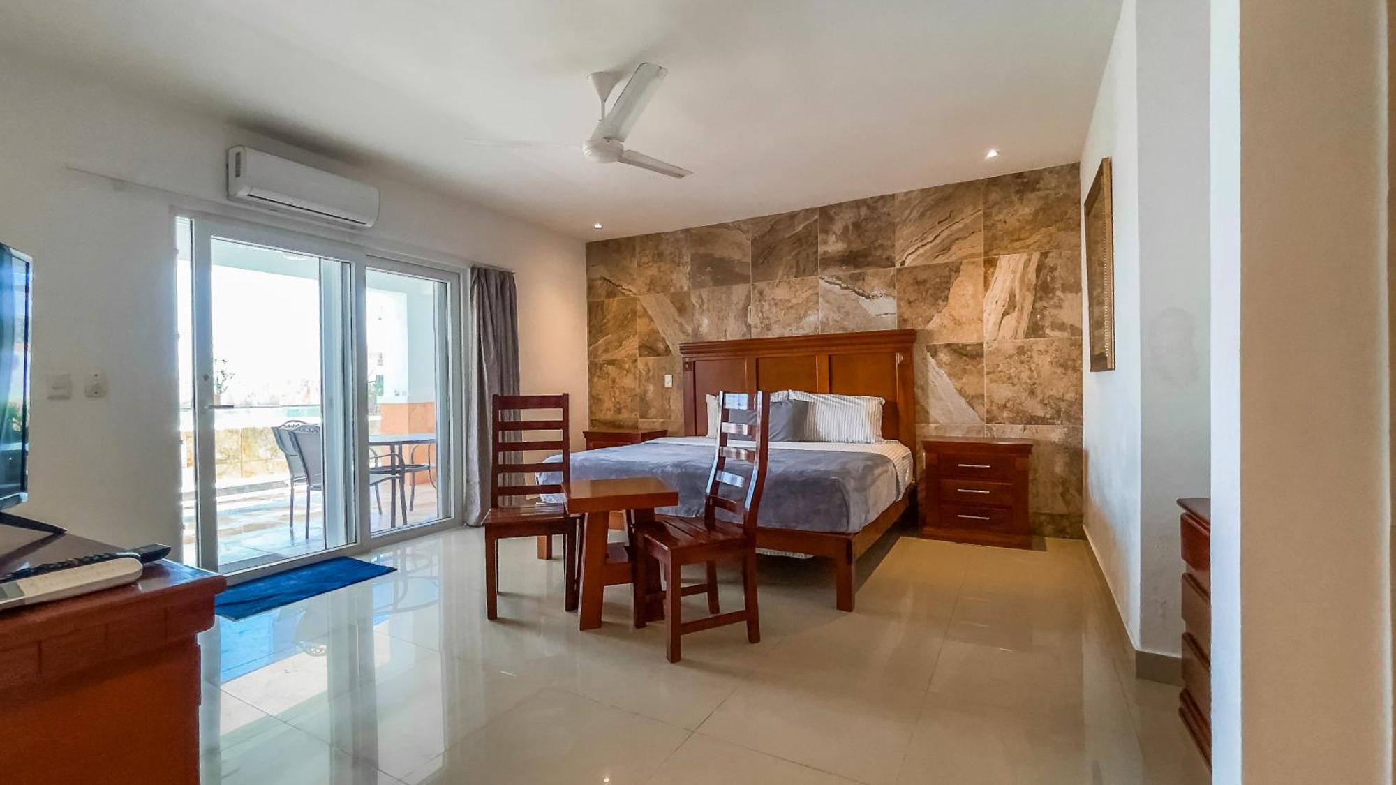 Habitación con cama extragrande.