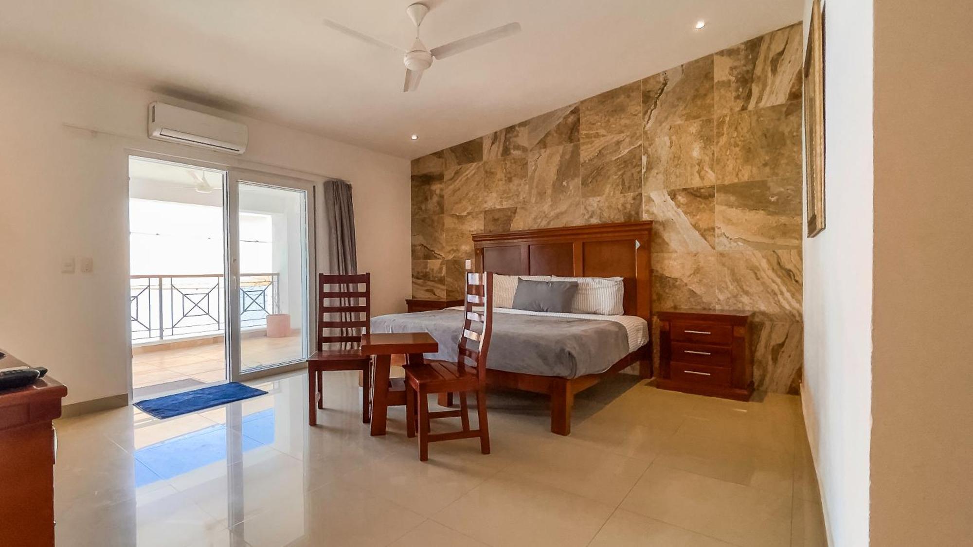 Habitación con cama extragrande.