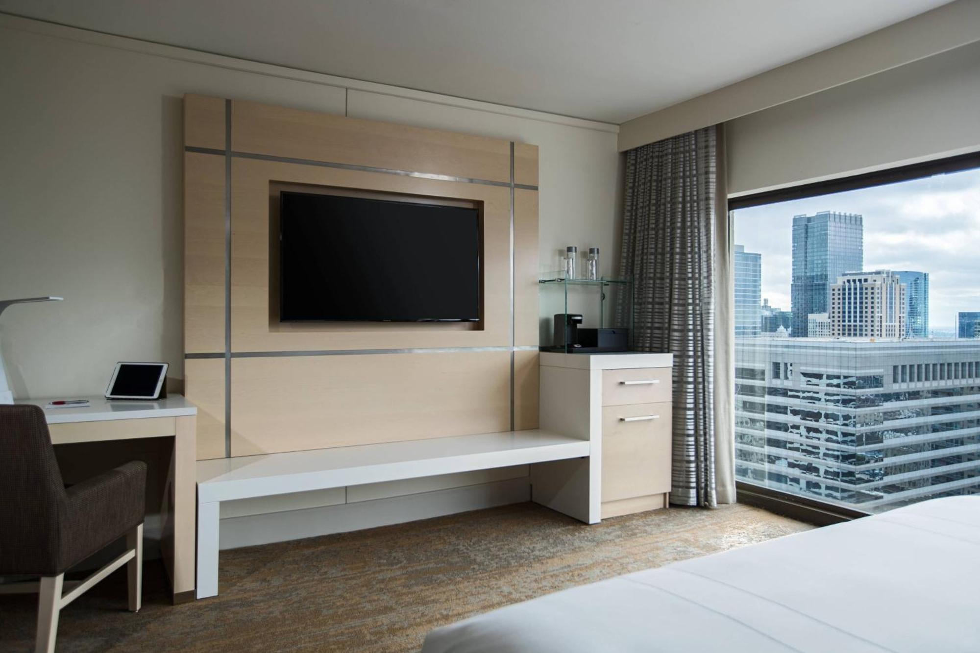 Habitación con cama extragrande y vistas a la ciudad - Adaptada para personas con discapacidad auditiva - Planta superior