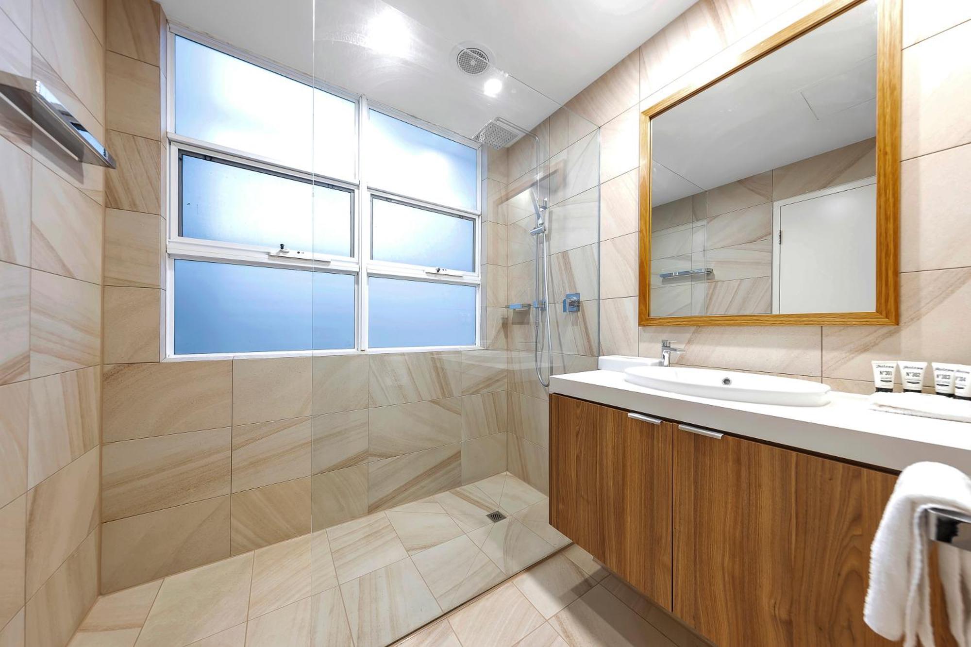 One-Bedroom Apartment with One King Bed