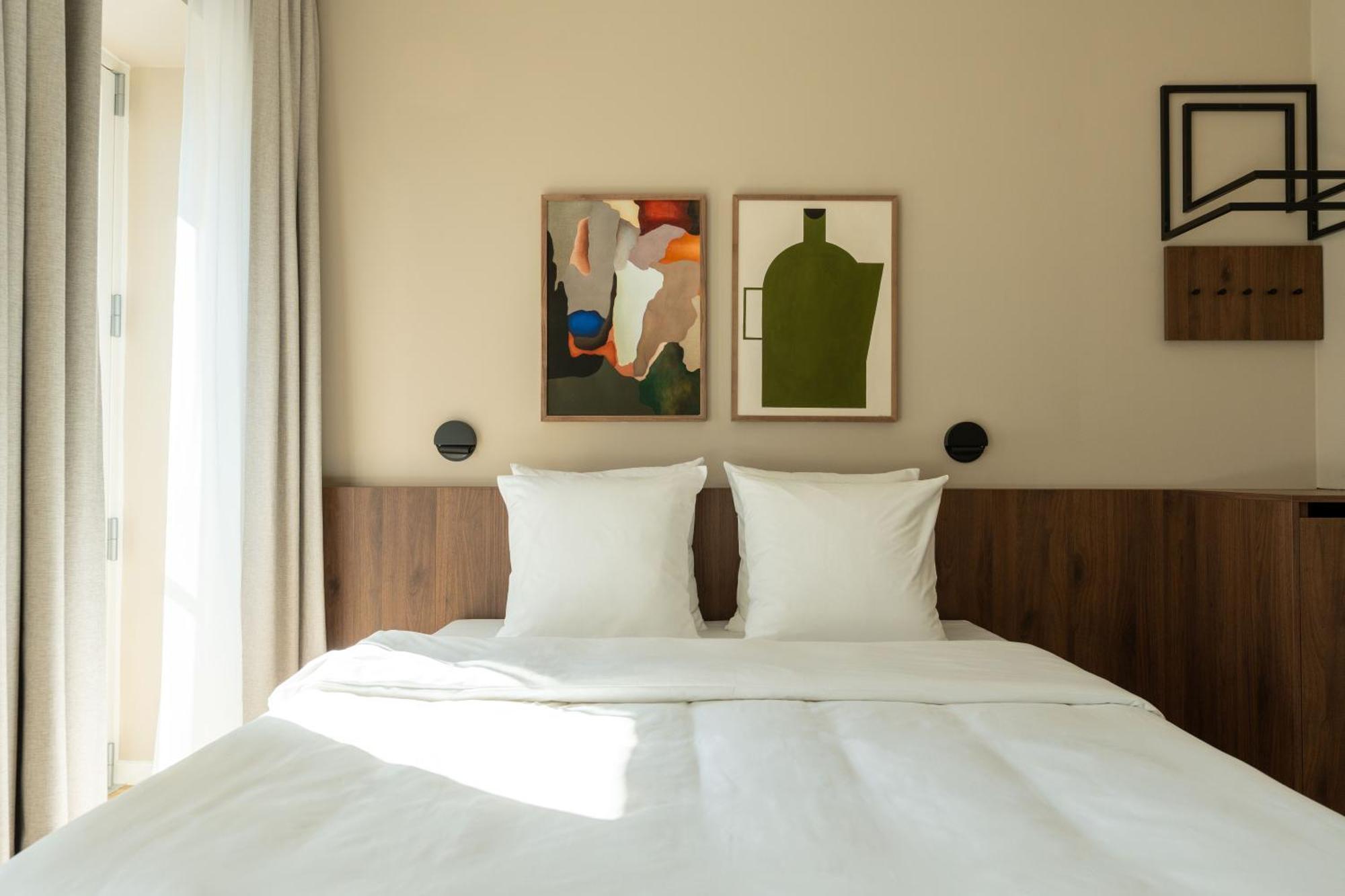 Extra Large Studio with Kitchen, Balcony & Extra Bed - Accessible
