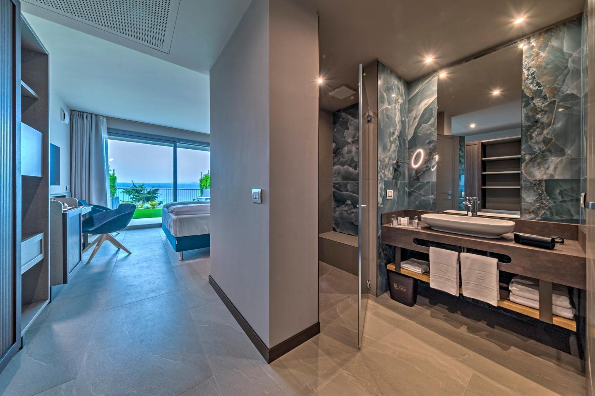 Deluxe Doppelzimmer mit Terrasse und Seeblick