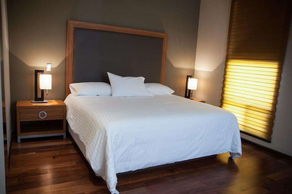 Habitación con cama extragrande.
