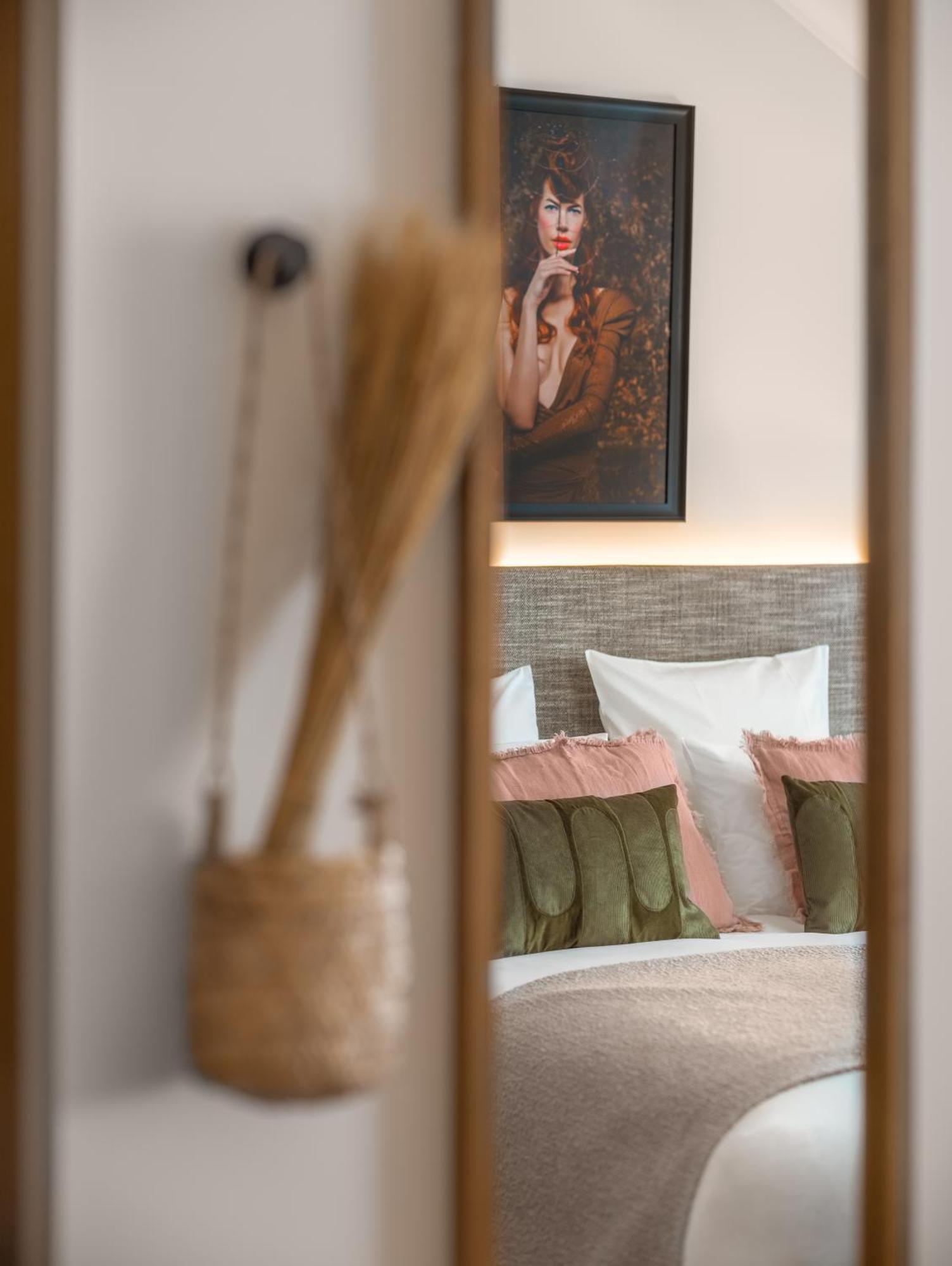 Deluxe Room,1620583801:JPEG