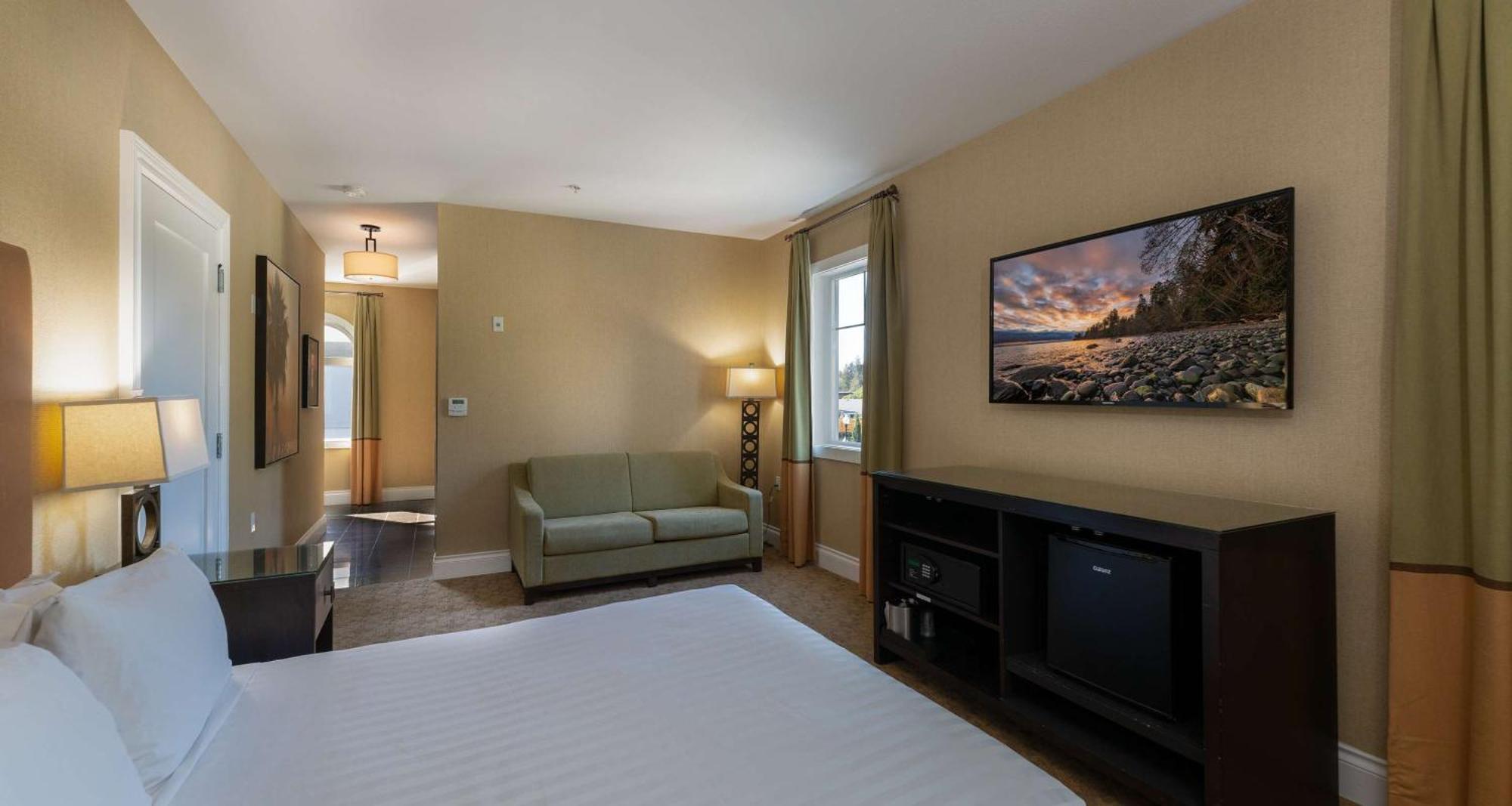 Queen Room with Roll-In Shower - Mobility Accessible/Non-Smoking