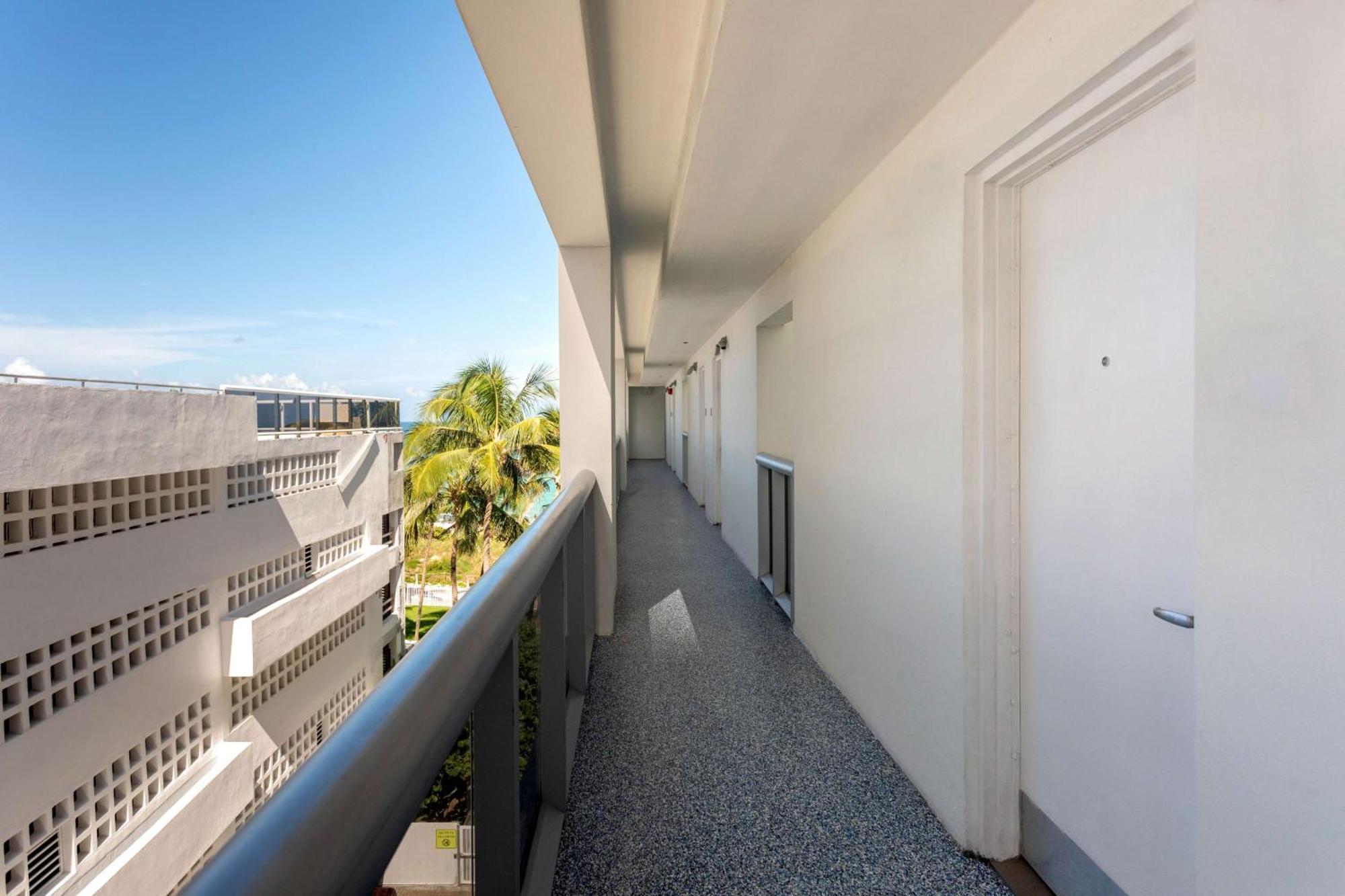 Habitación con balcón y vistas parciales al mar - 2 camas grandes - Ala exterior