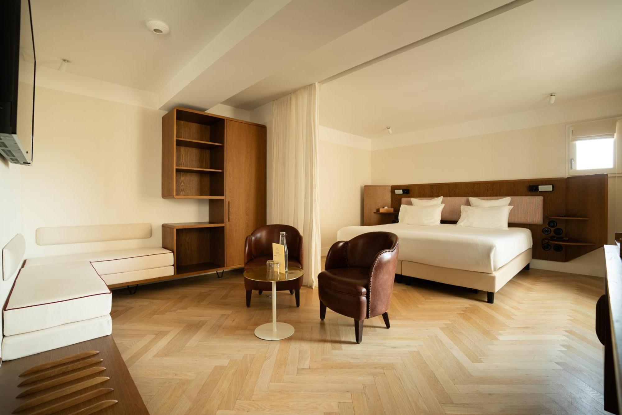 Double Room Signature