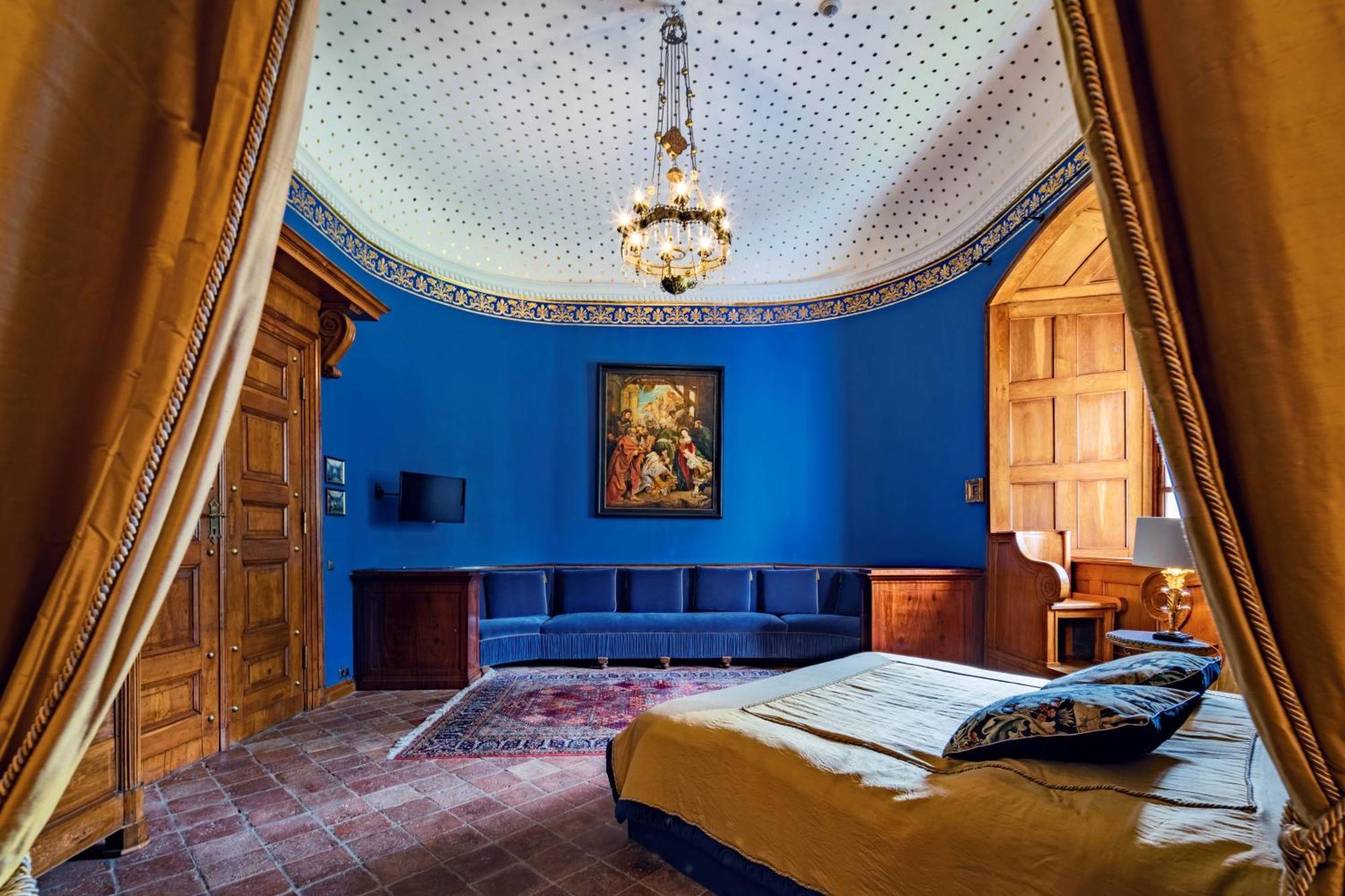 Deluxe One-Bedroom Apartment