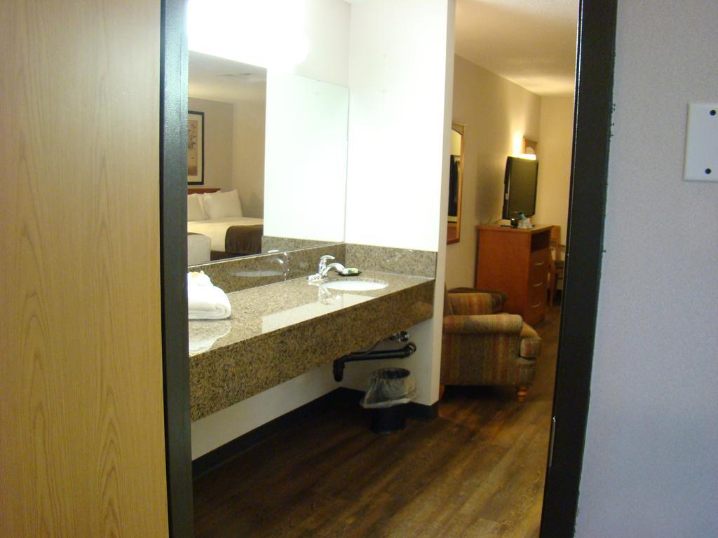 Executive Queen Suite with Two Queen Beds - Pet-Friendly