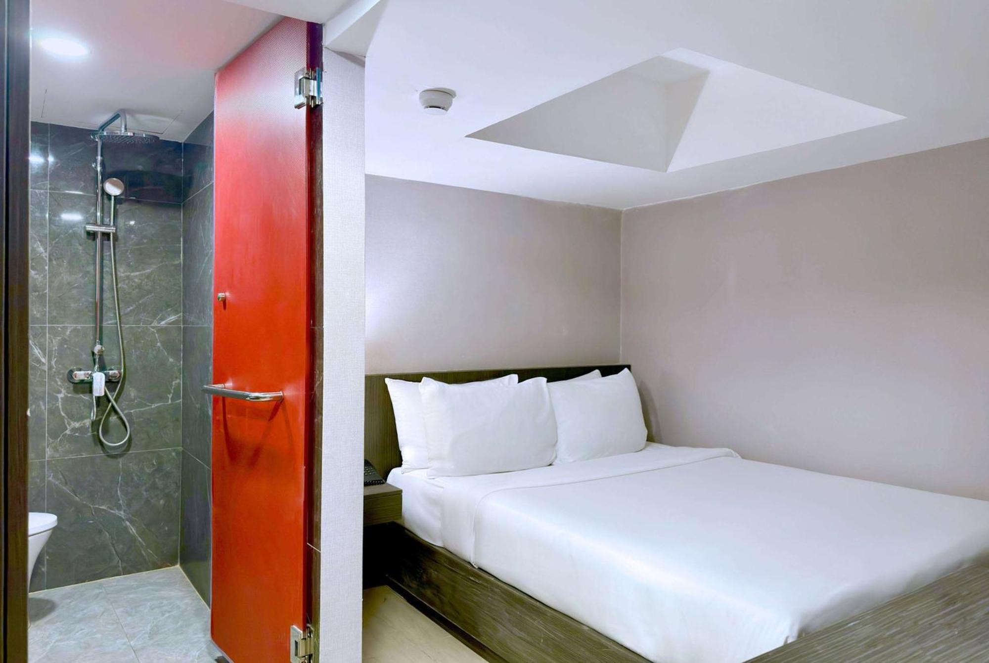 Standard Room One Queen Bed No Window or Non-Smoking,1627209131:JPEG