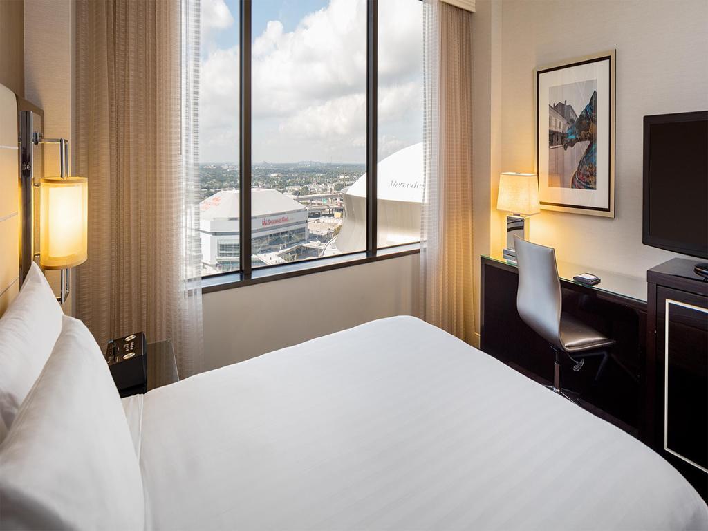 Zimmer mit 2 Queensize-Betten und Stadtblick