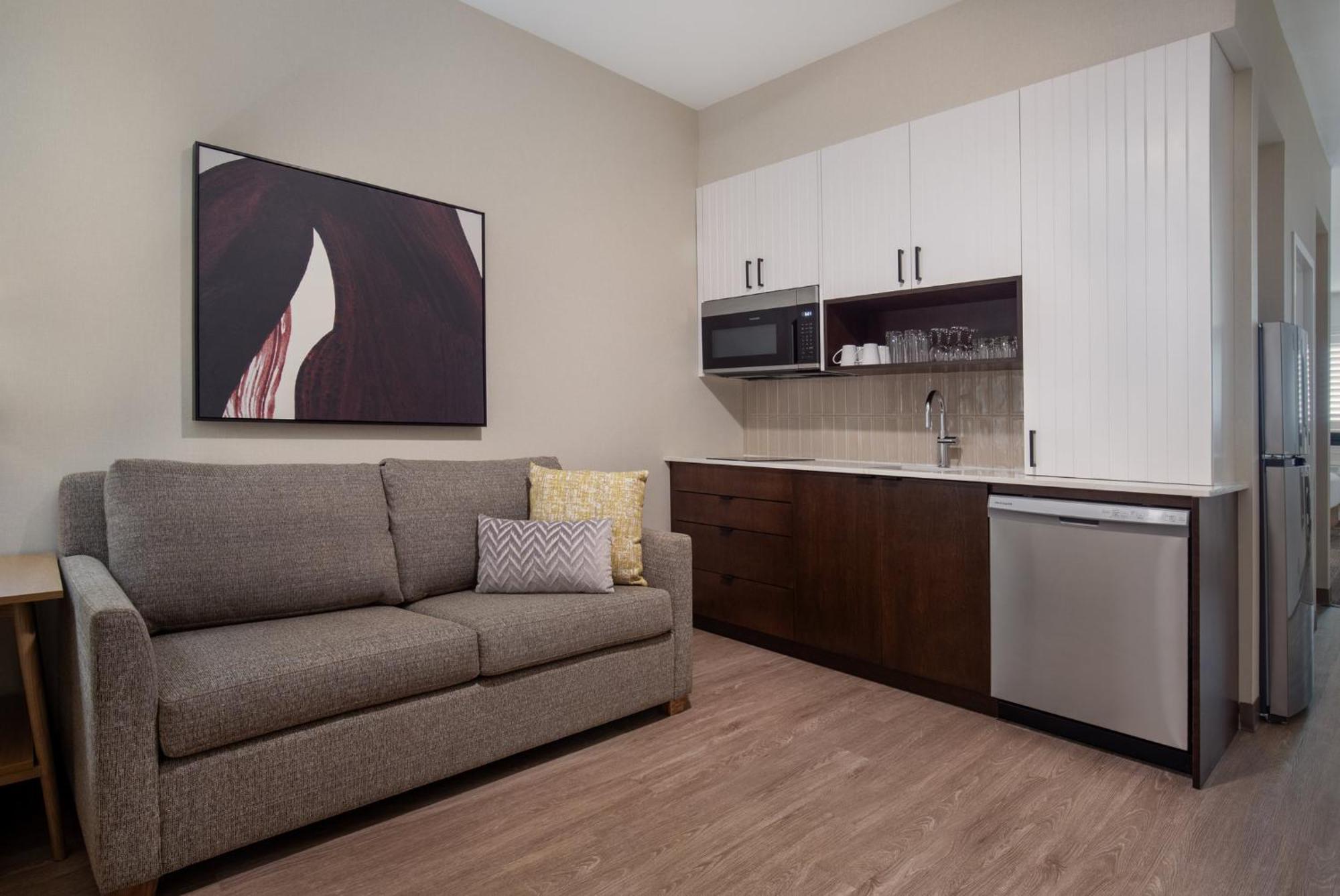 One-Bedroom Queen Suite with Walk In Shower and Kitchen
