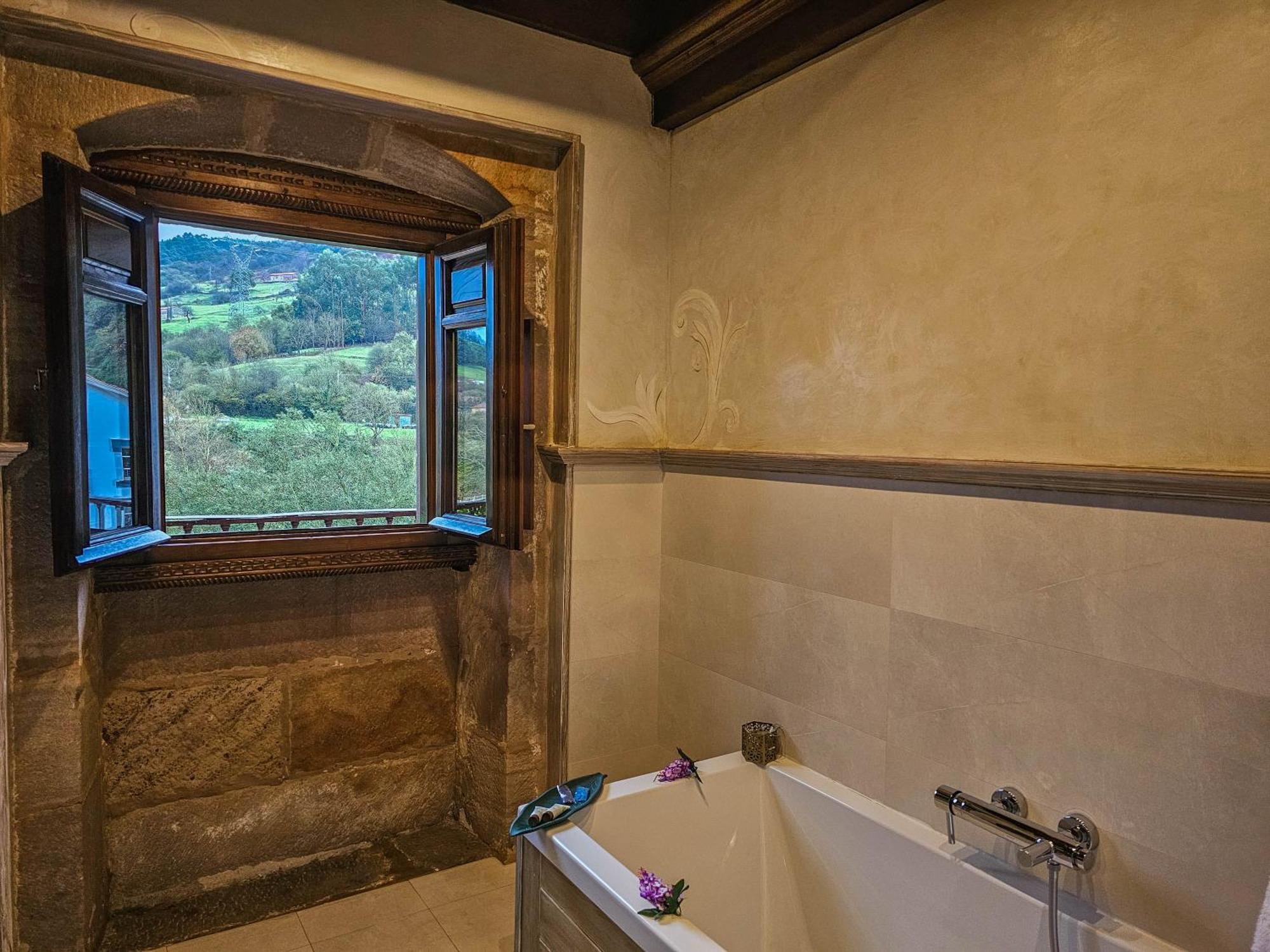 Queen Suite Spa Bath