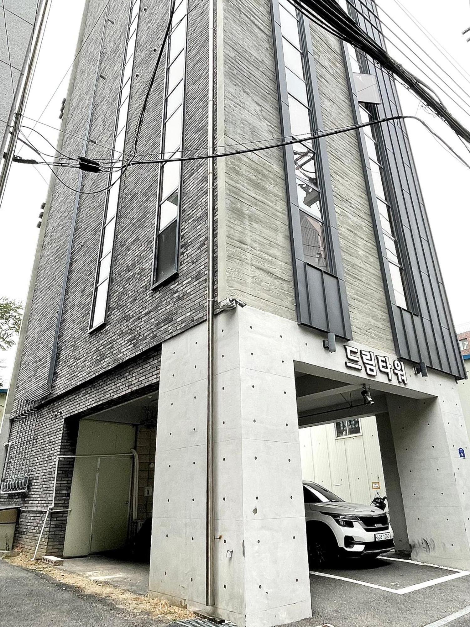 Deluxe Studio