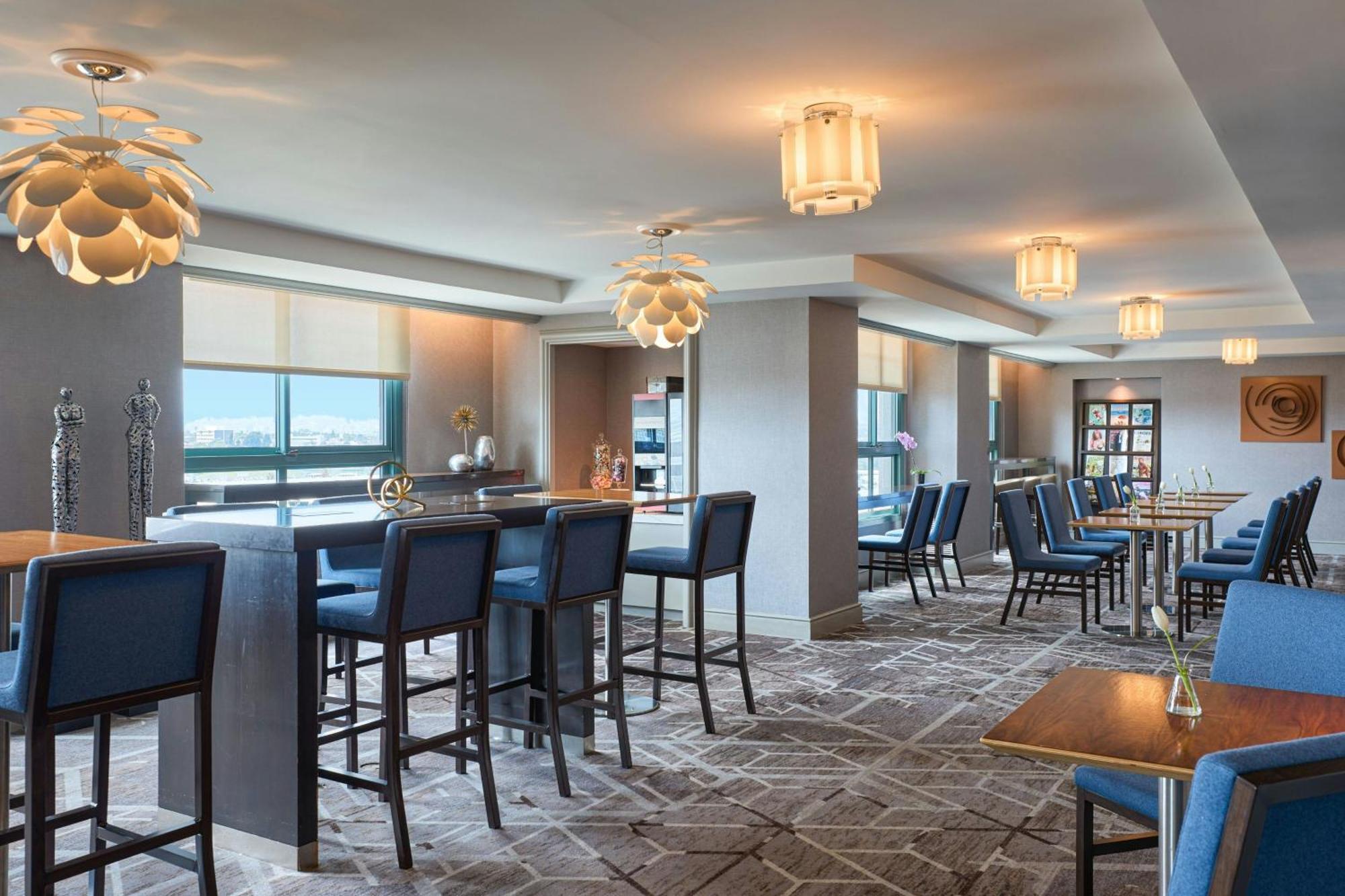 Club Level, Club lounge access, Guest room, 1 King