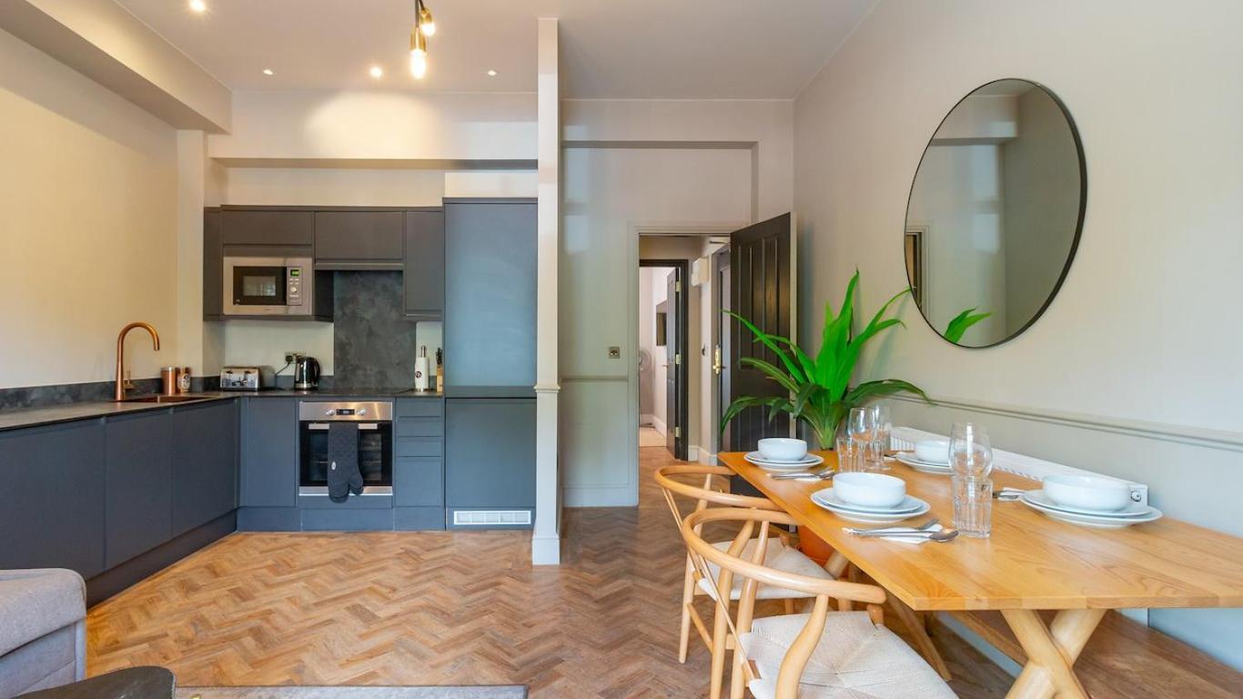 Deluxe One-Bedroom Apartment