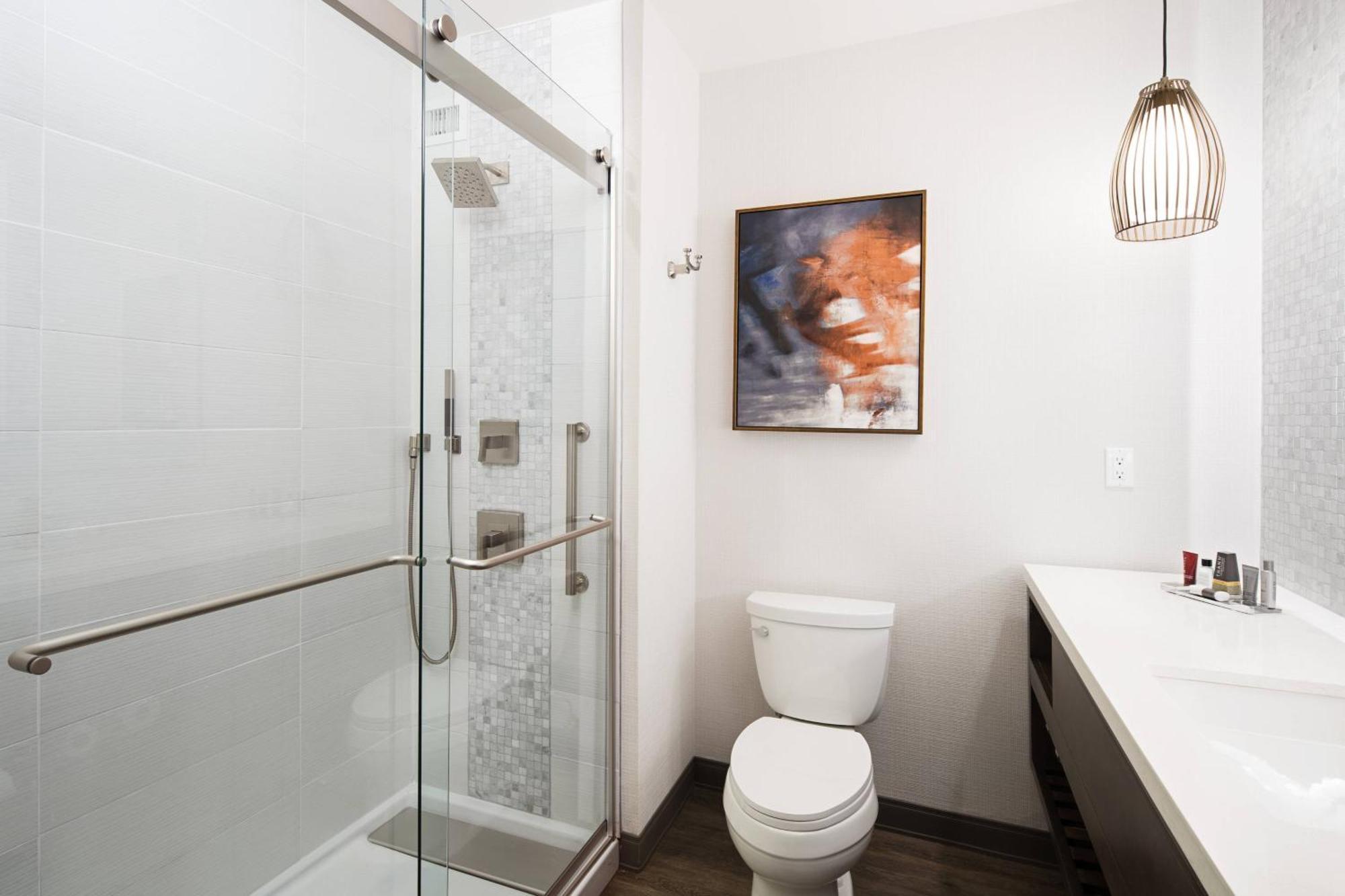 Habitación con 2 camas grandes y acceso al salón VIP