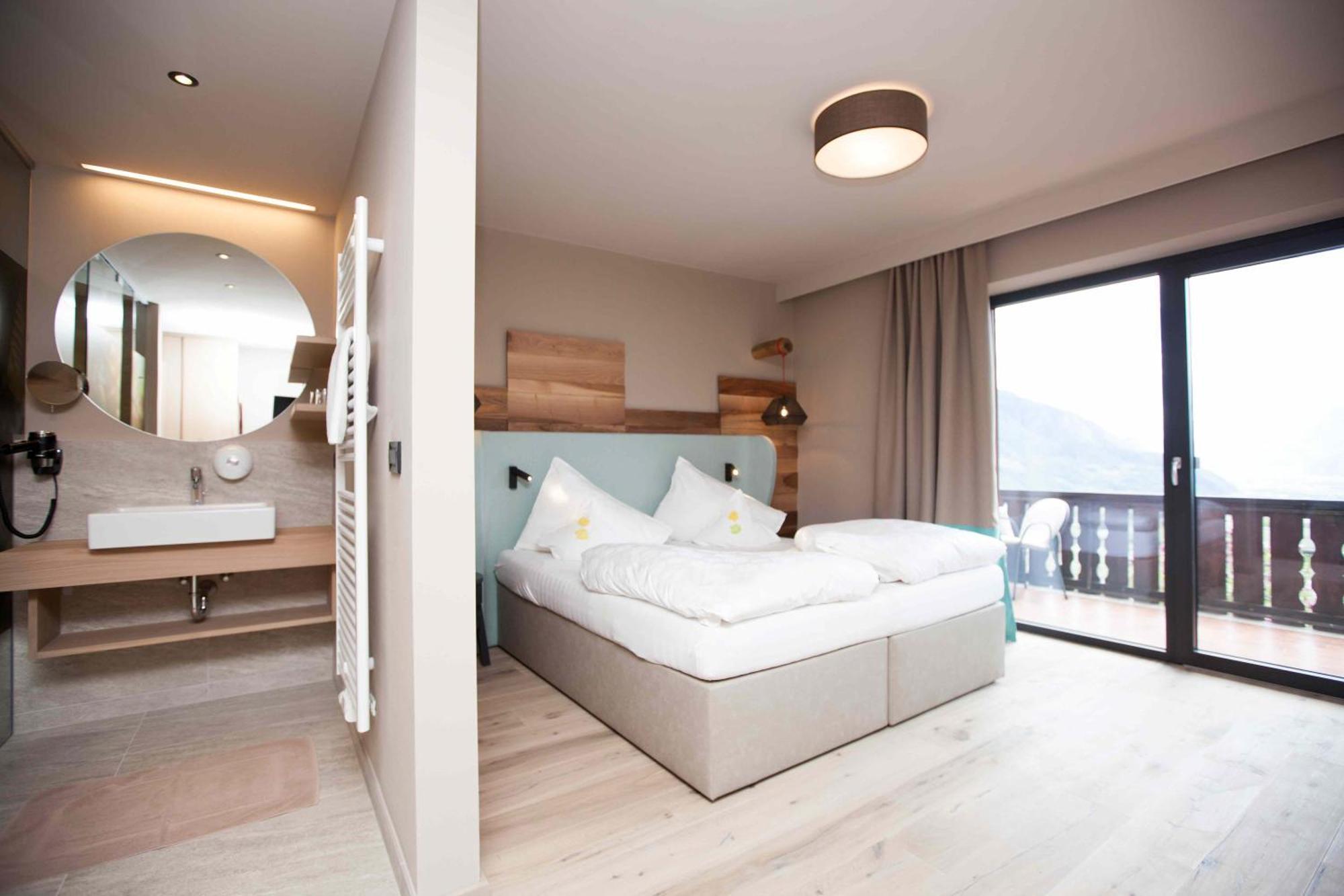 Deluxe Double Room Shower