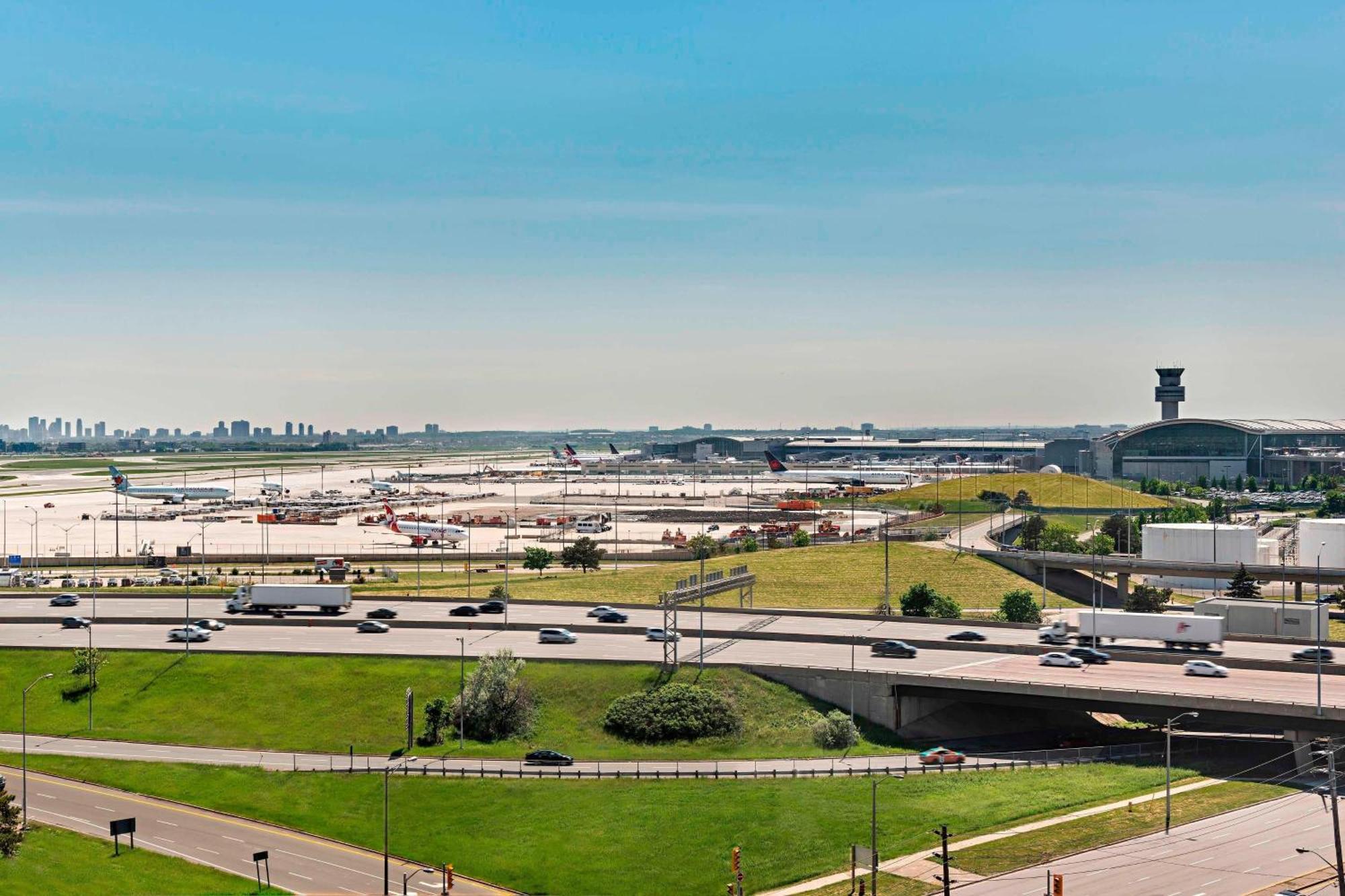 Traditional, Guest room, 1 King, Airport view