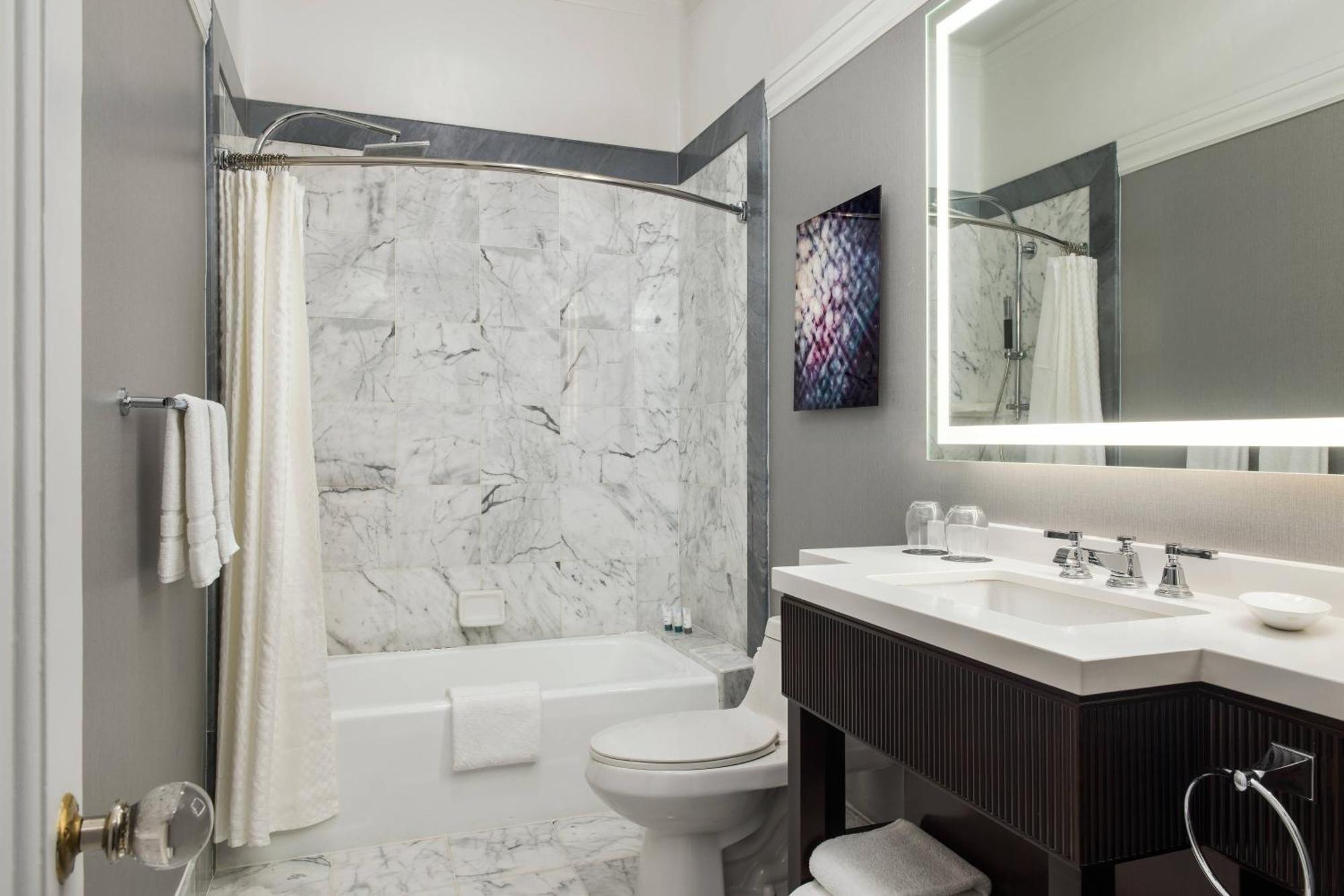 Traditional Guest room 1 Queen No view Landmark