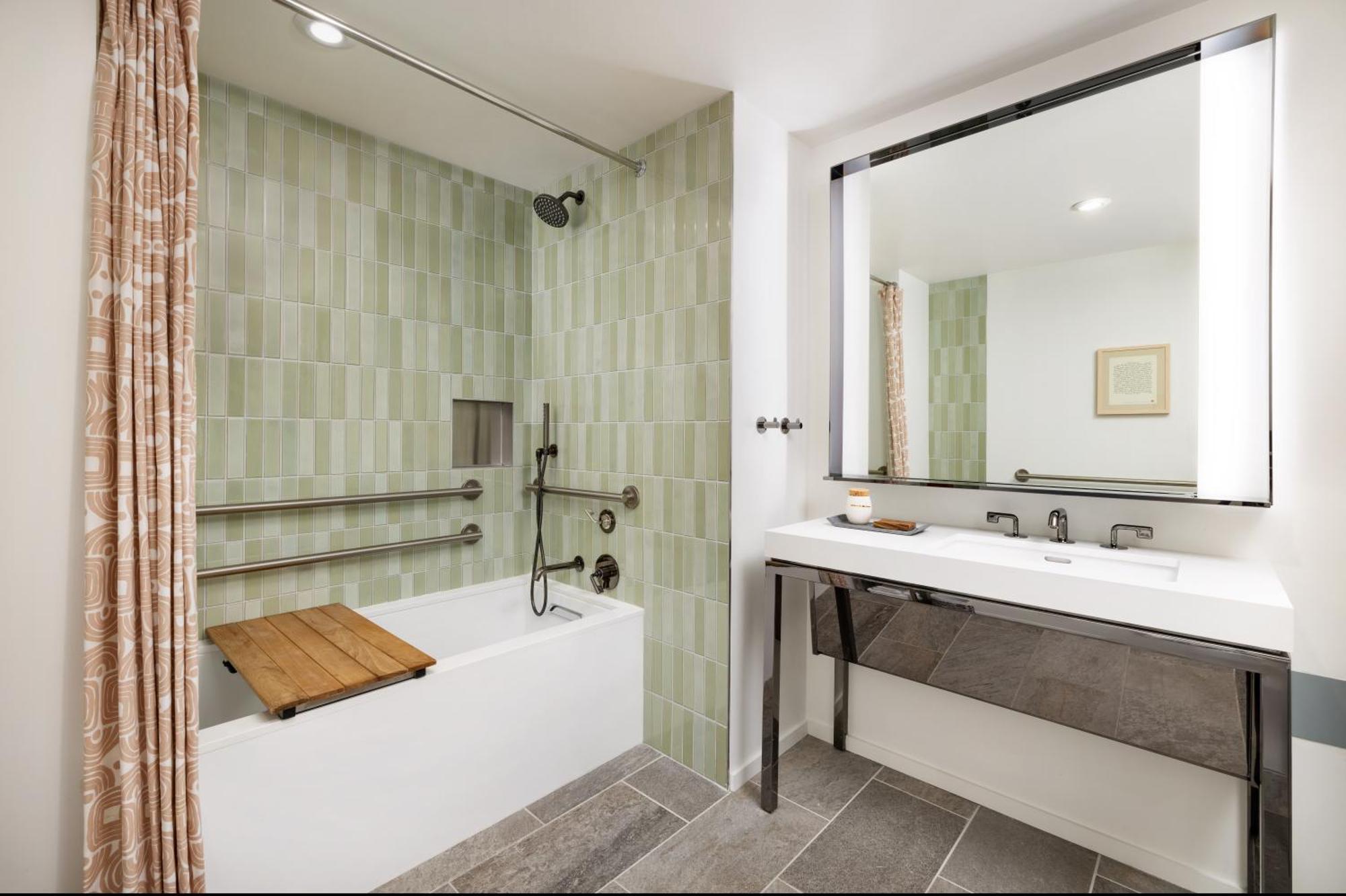 Chambre Lit King-Size avec Baignoire - Adaptée aux Personnes à Mobilité Réduite