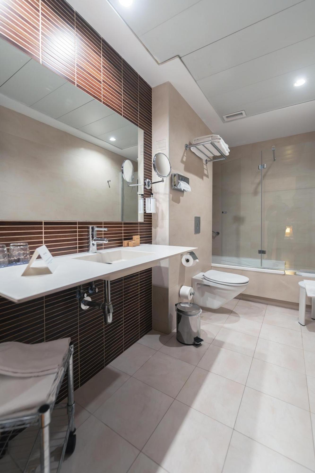 Grand Comfort Family Room (2 Adults + 2 Children)