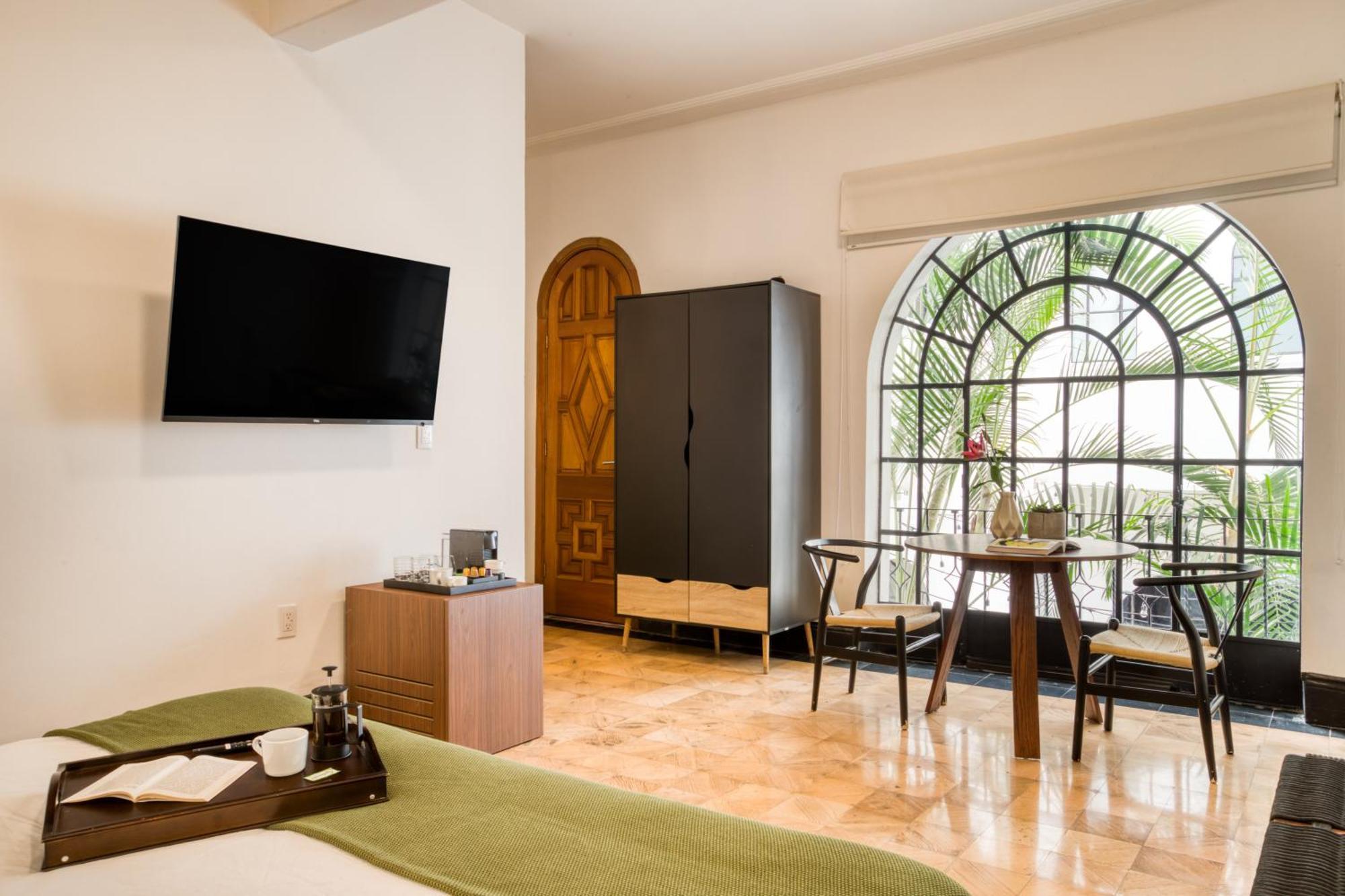 Habitación con cama extragrande.