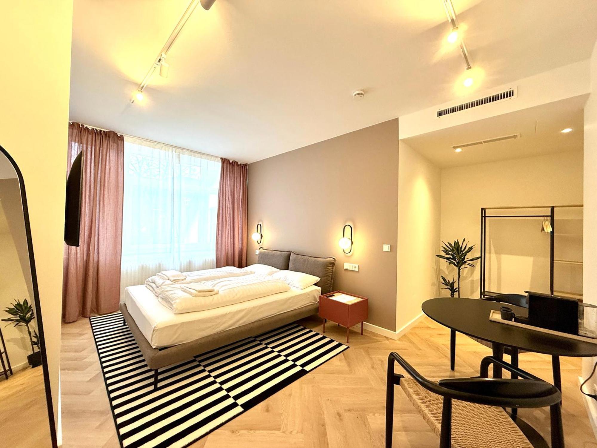 Deluxe Queen Studio